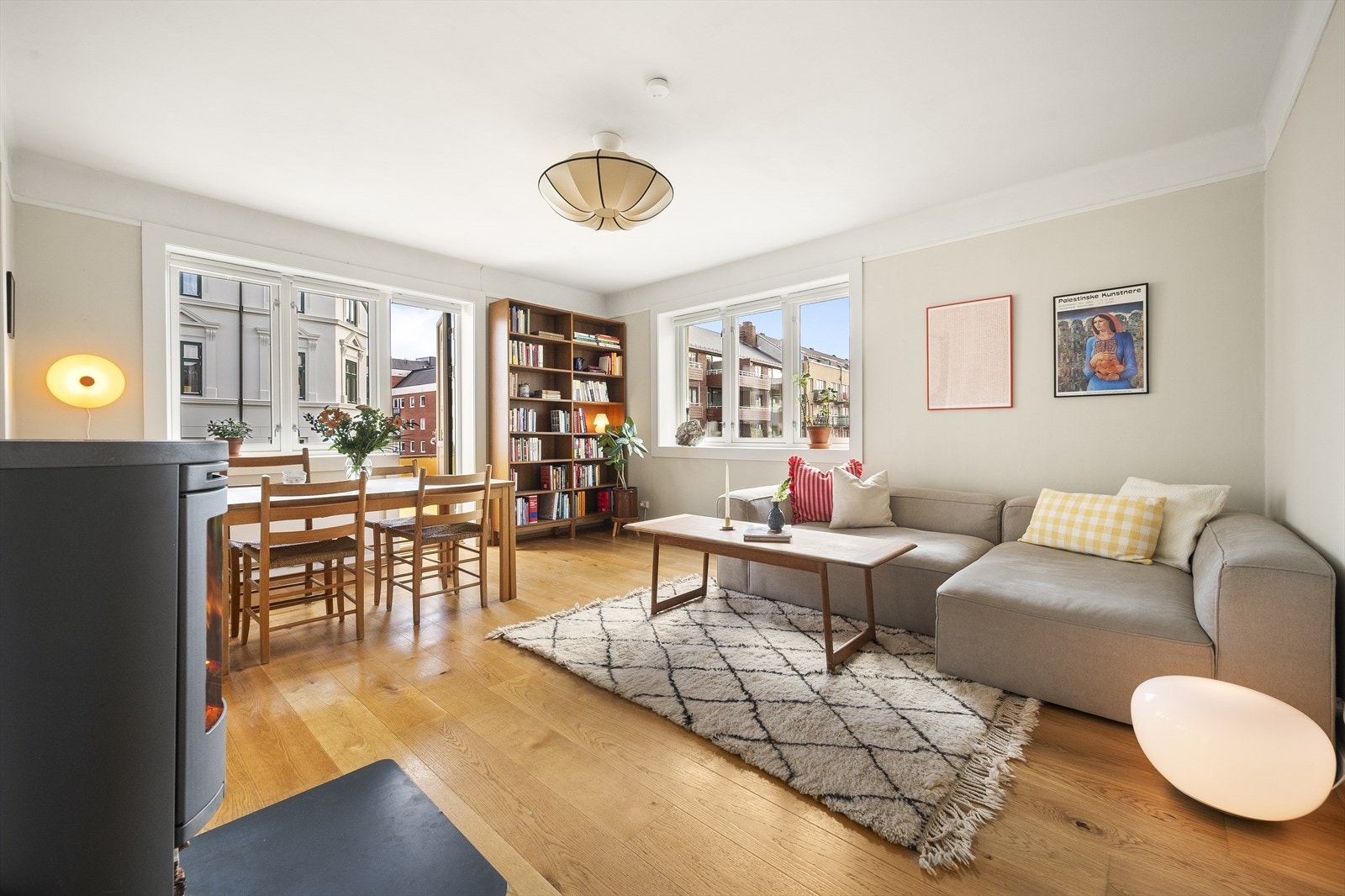 Innbydende stue med delikate fargetoner og flotte parkettgulv. Her er det god plass til både avslapning og sosialt samvær. Galleribilde