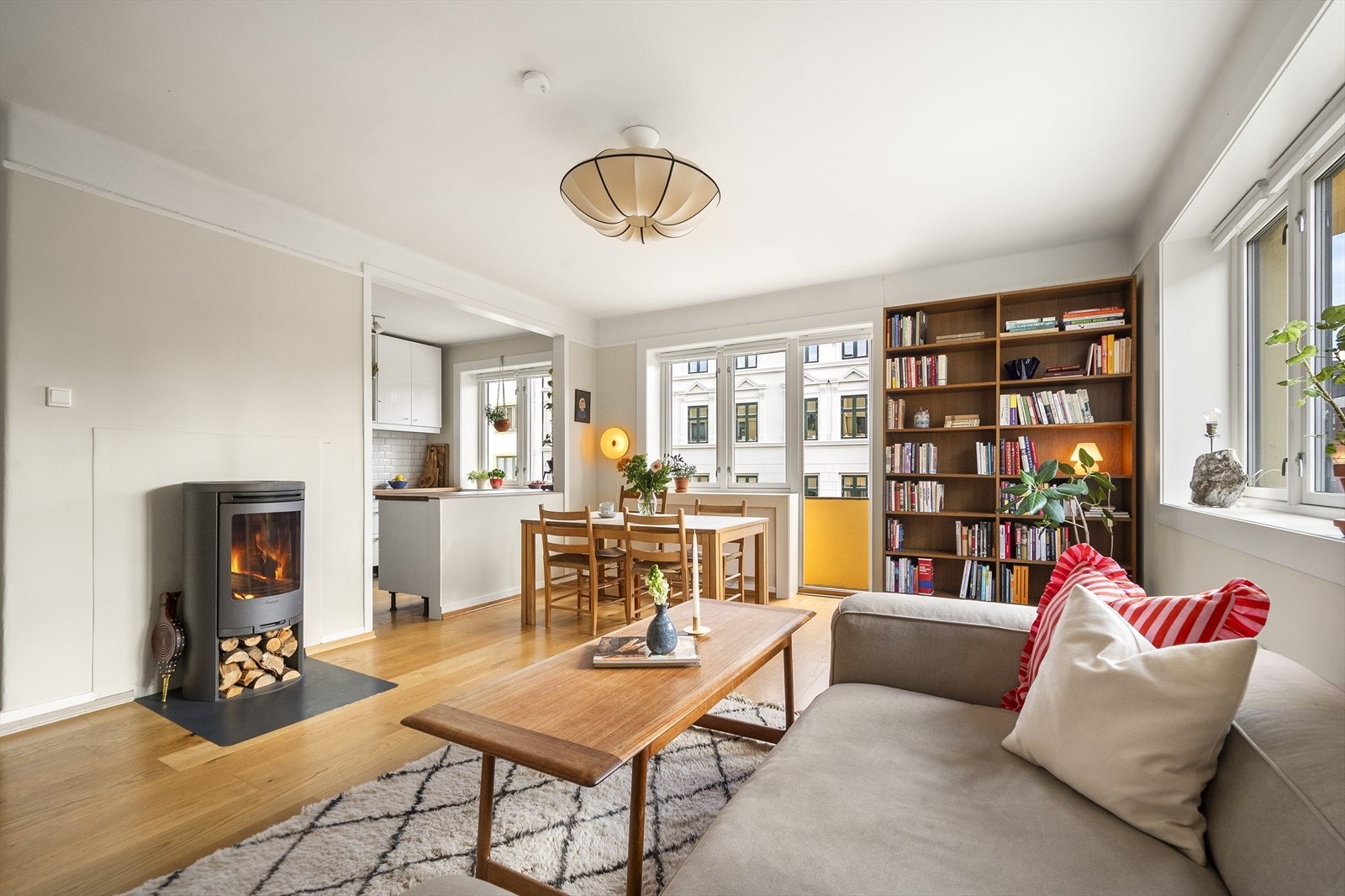 Stuen og kjøkkenet ligger i en åpen og sosial løsning mot hverandre, noe som skaper et fint oppholdsrom. Galleribilde