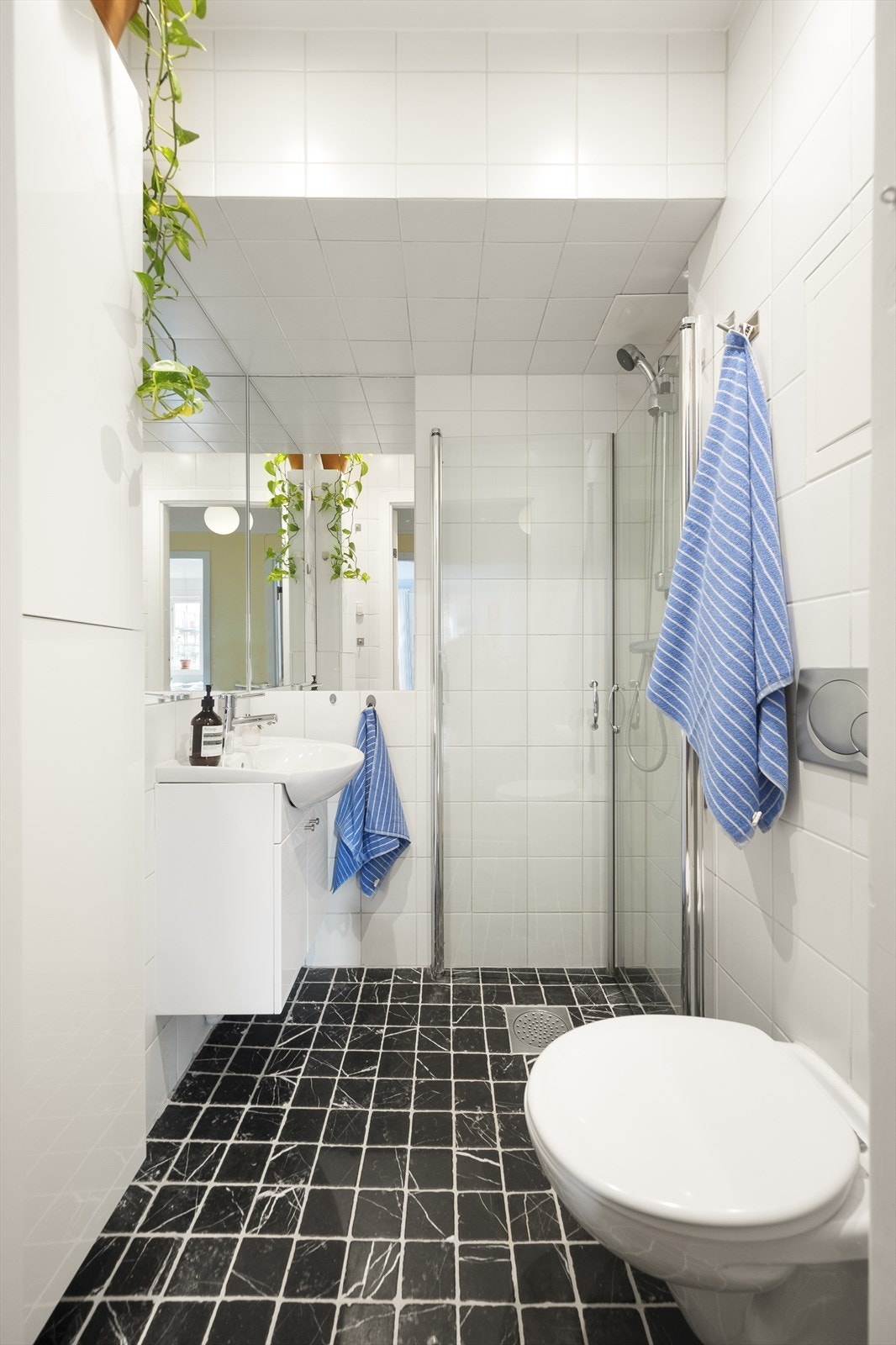 Pent flislagt bad fra 2010 med elektriske varmekabler i gulvet. Galleribilde