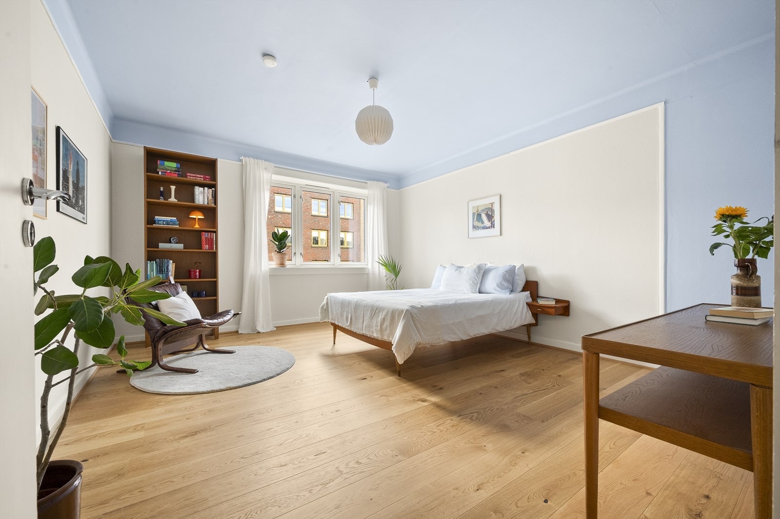 Stort soverom med god plass til dobbeltseng, nattbord på begge sider, samt skrivebord. Galleribilde