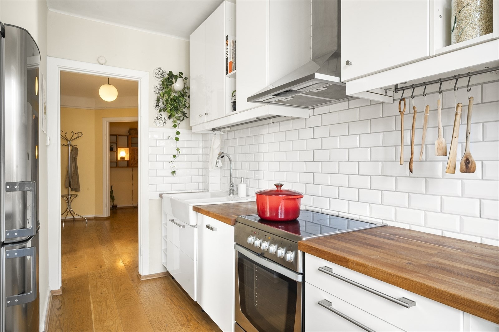 Kjøkkenet er utstyrt med integrert oppvaskmaskin samt frittstående komfyr, vaskemaskin og kjøle-/fryseskap. Galleribilde