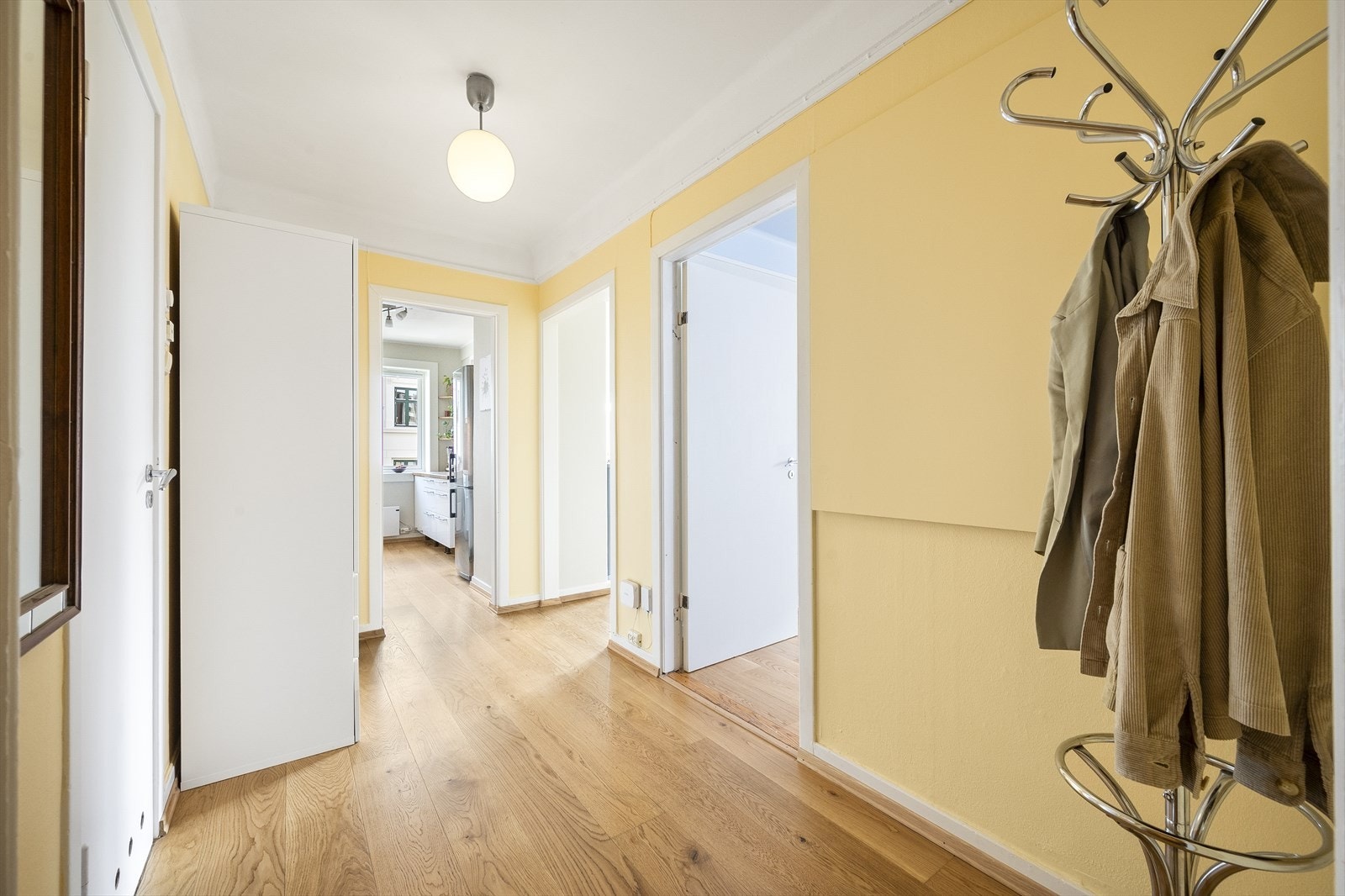 Det er godt med oppbevaringsplass i medfølgende boder på loft og kjeller. Galleribilde