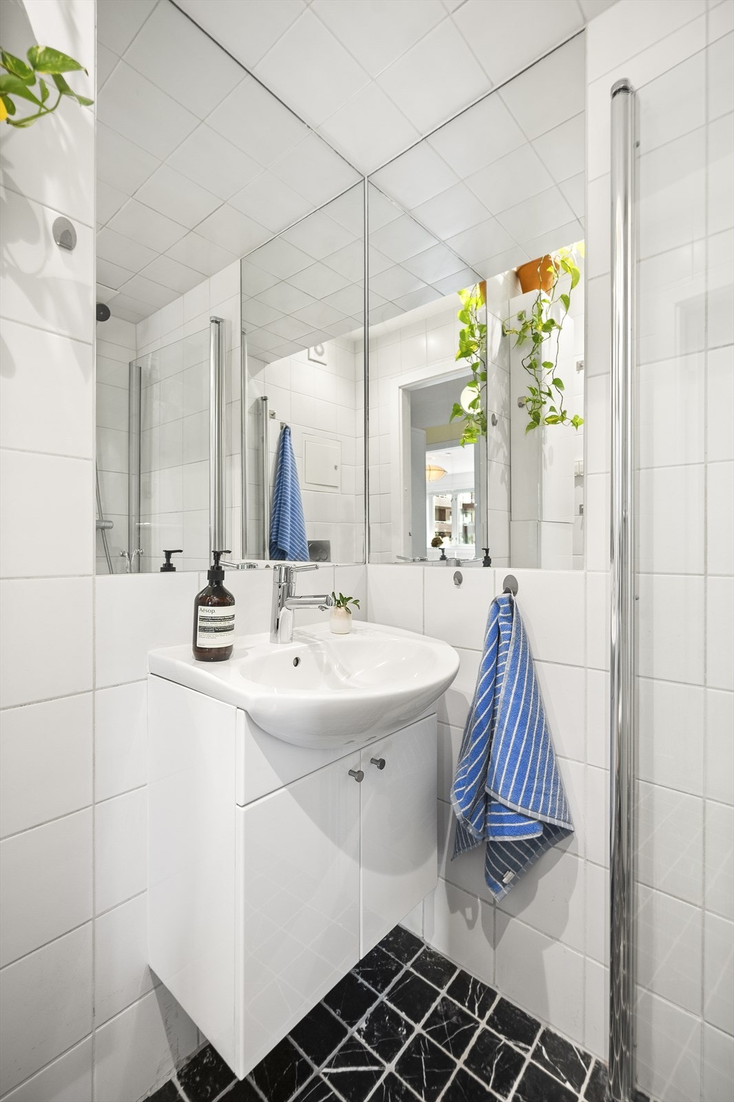 Innredningen består av servant med underskap, speil, vegghengt skap, toalett og dusjhjørne med glassdører. Galleribilde