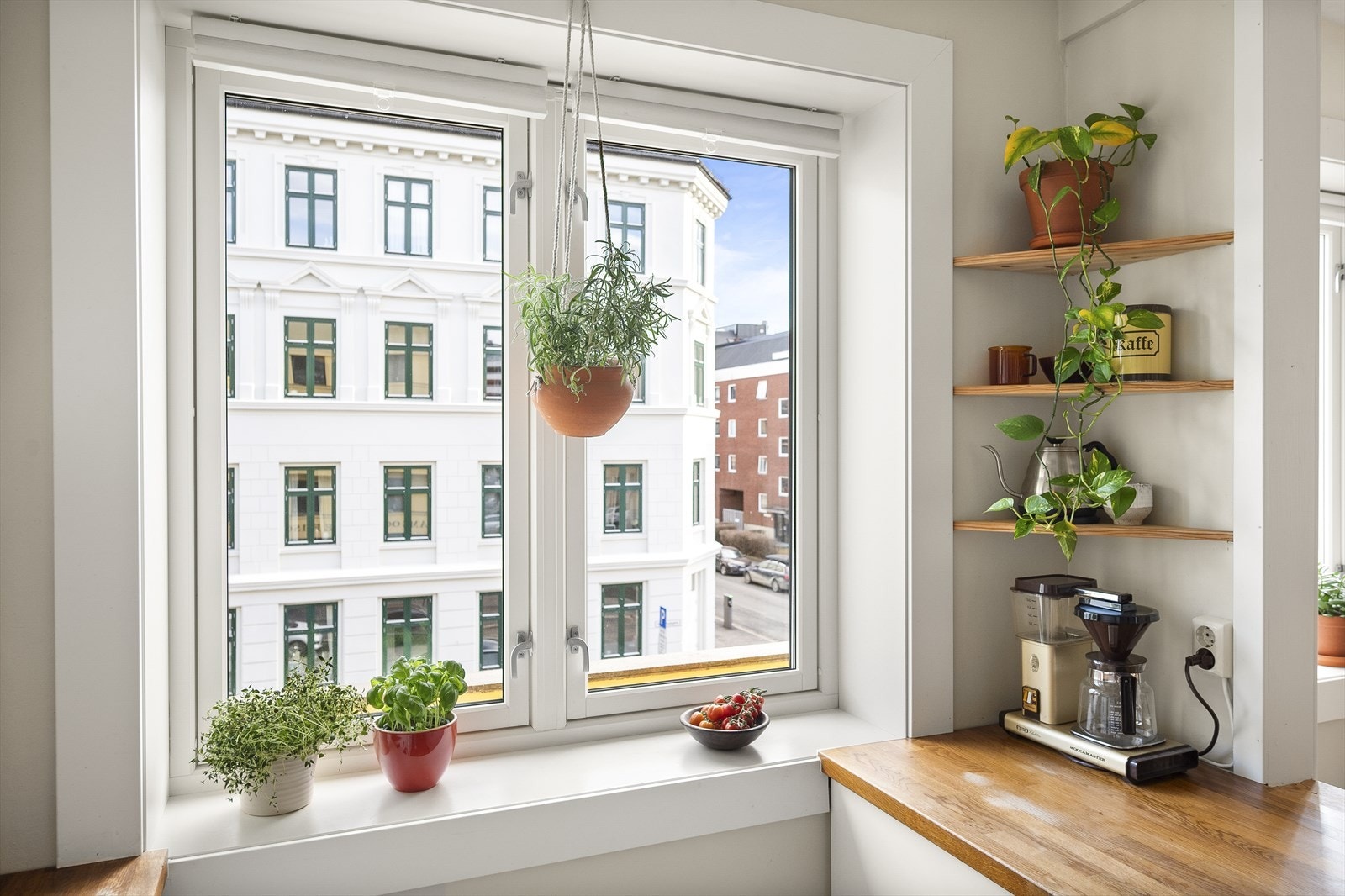 Hyggelig med brede vinduskarmer og arbeidsbenk rett ved vinduet. Galleribilde