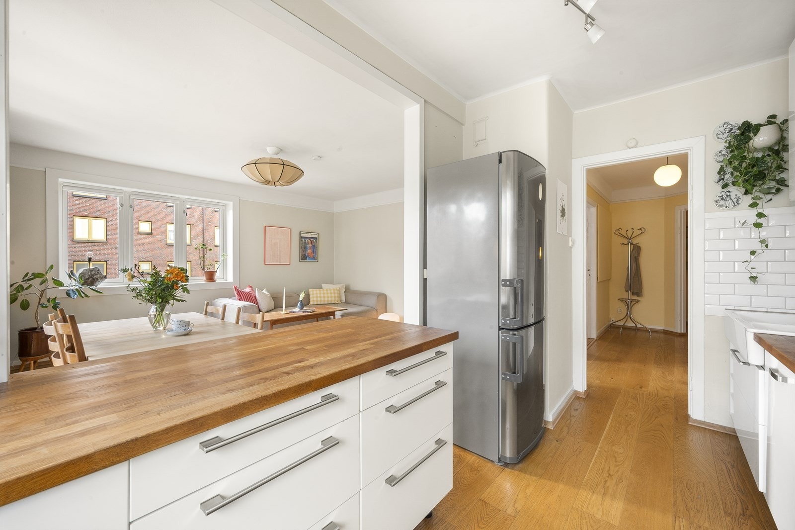 Kjøkkeninnredningen er fra 2013 og har hvite fronter, fliser på bakveggen og en heltre benkeplate med nedfelt vask. Galleribilde