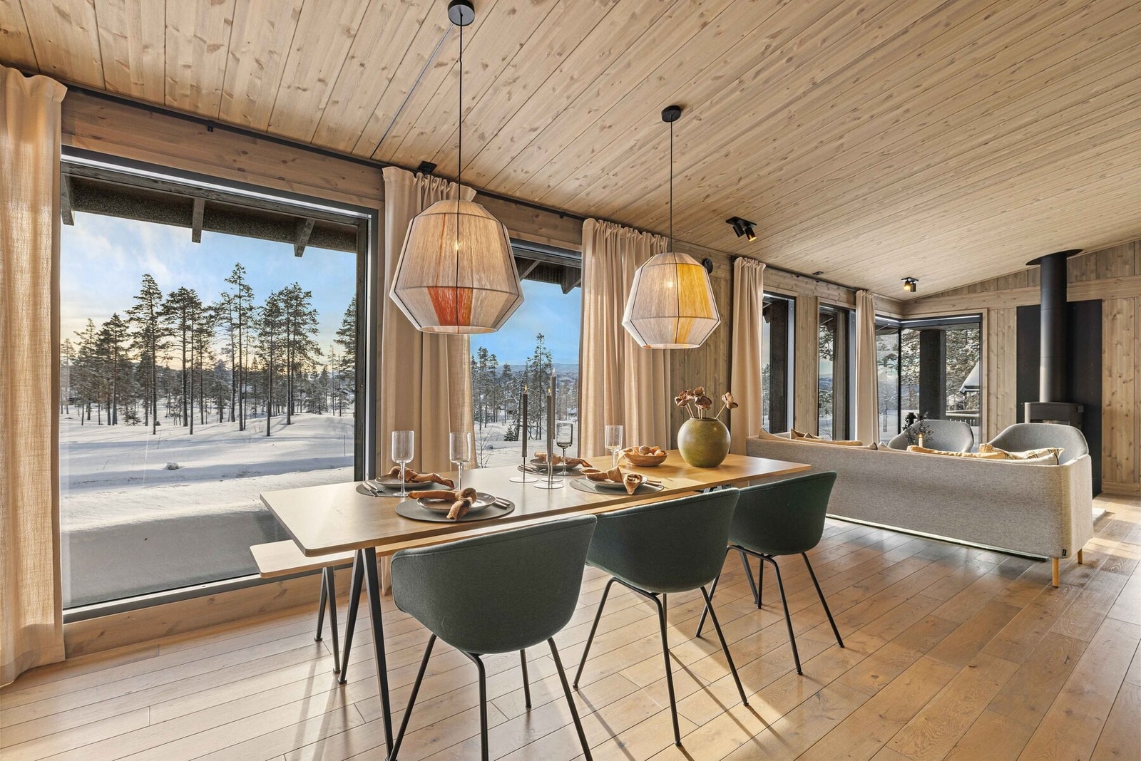 Vy har store vindusflater som slipper lyset og naturen inn. Foto fra en oppsatt Vy hytte Galleribilde