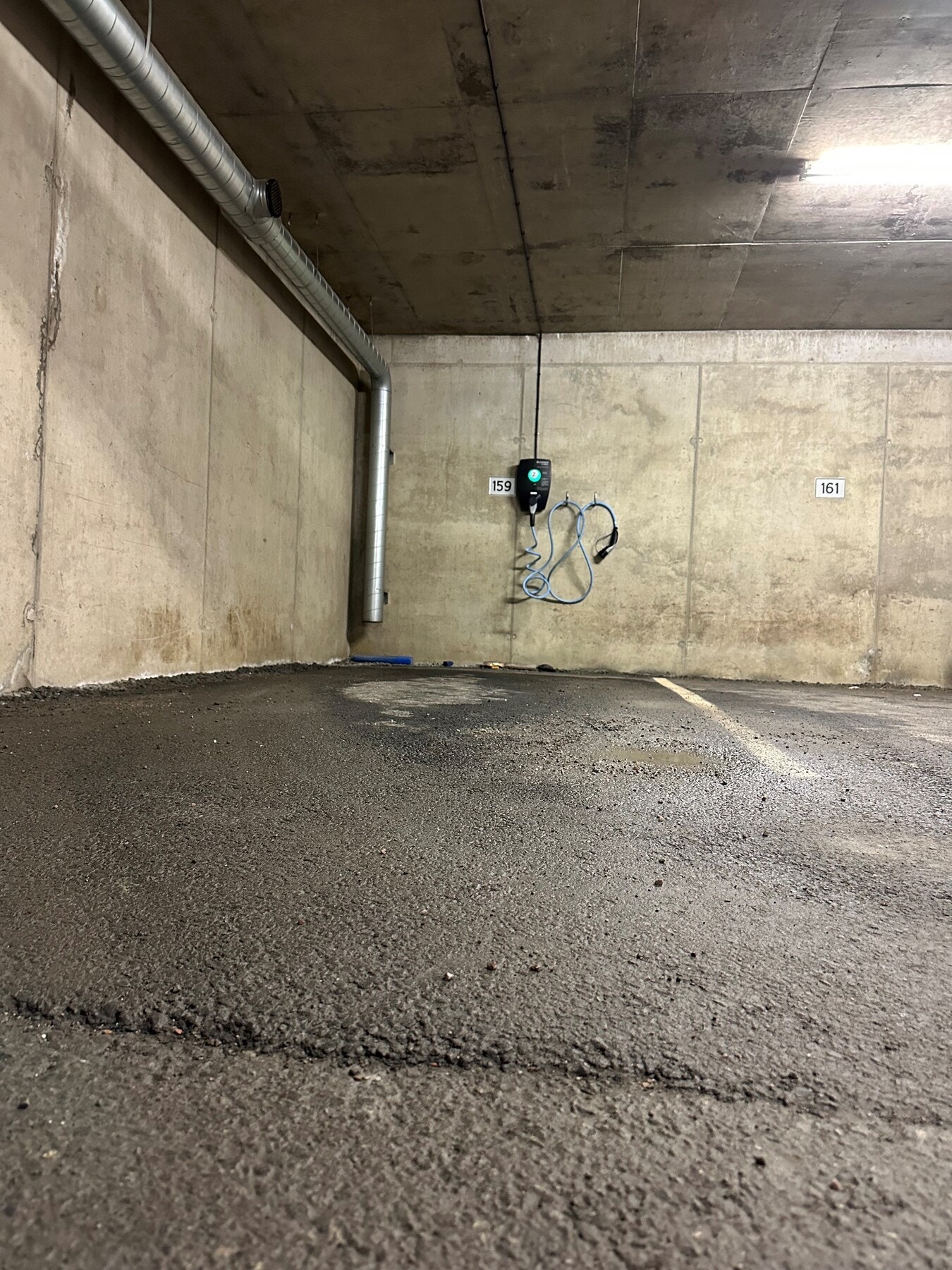 Garasjeplass i lukket kjelleranlegg og heis sørger for en enkel adkomst både til og fra hjemmet. Galleribilde