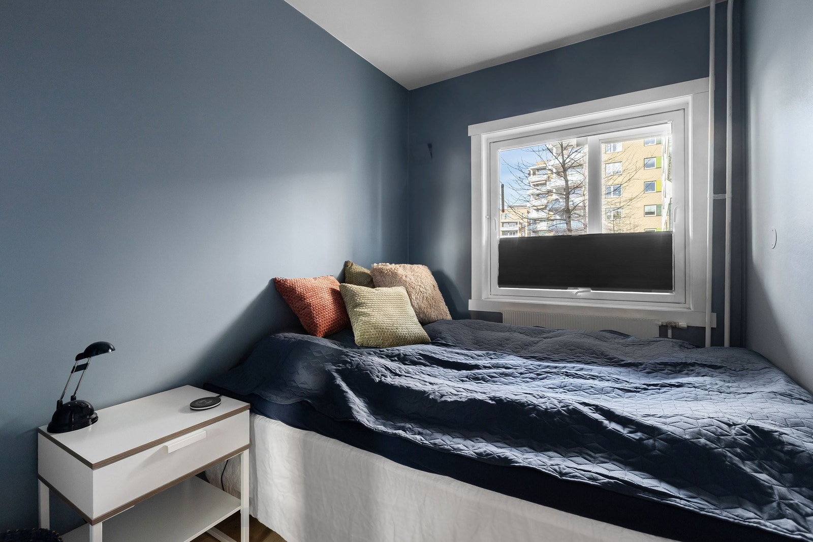 Soverom 3. Her er det god plass til en 160 cm bred dobbeltseng og et lite nattbord. Det er inngang til walk-in-closet direkte fra dette soverommet. Galleribilde