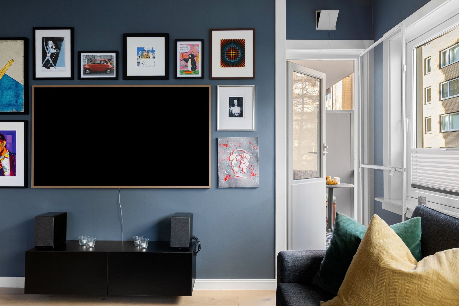 Utgang til deilig balkong fra stuen. Galleribilde