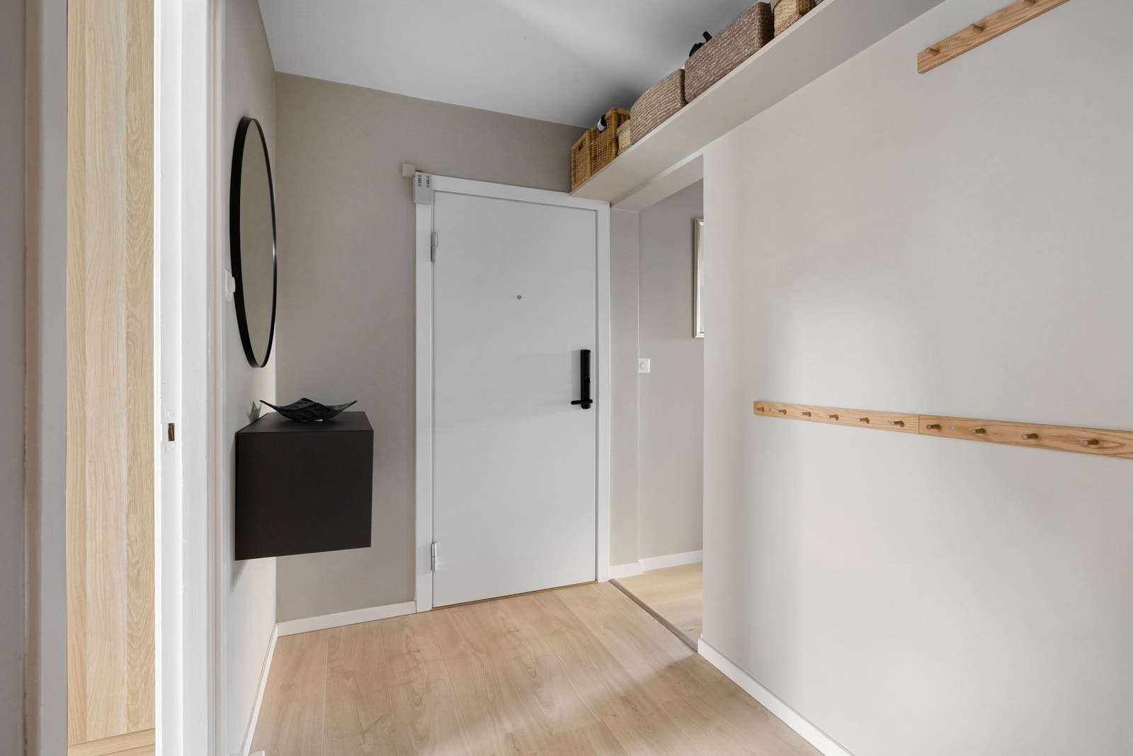 Det er også en høyt plassert hylle i hele entréens lengde, med plass til kurver med votter og luer, eller hjelmer og annet. Galleribilde