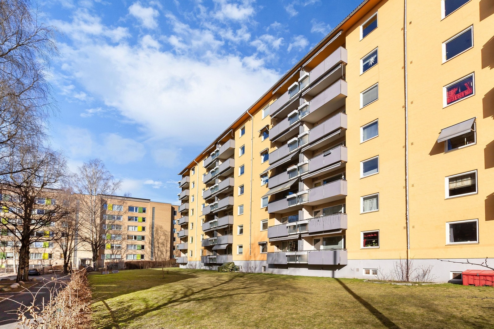 Stor, deilig hage på nedsiden av høyblokken, til felles benyttelse for alle beboere. Det står benker og bord her i sommerhalvåret. Her går det også an å få sin egen dyrkekasse for grønnsaker, urter etc. Galleribilde