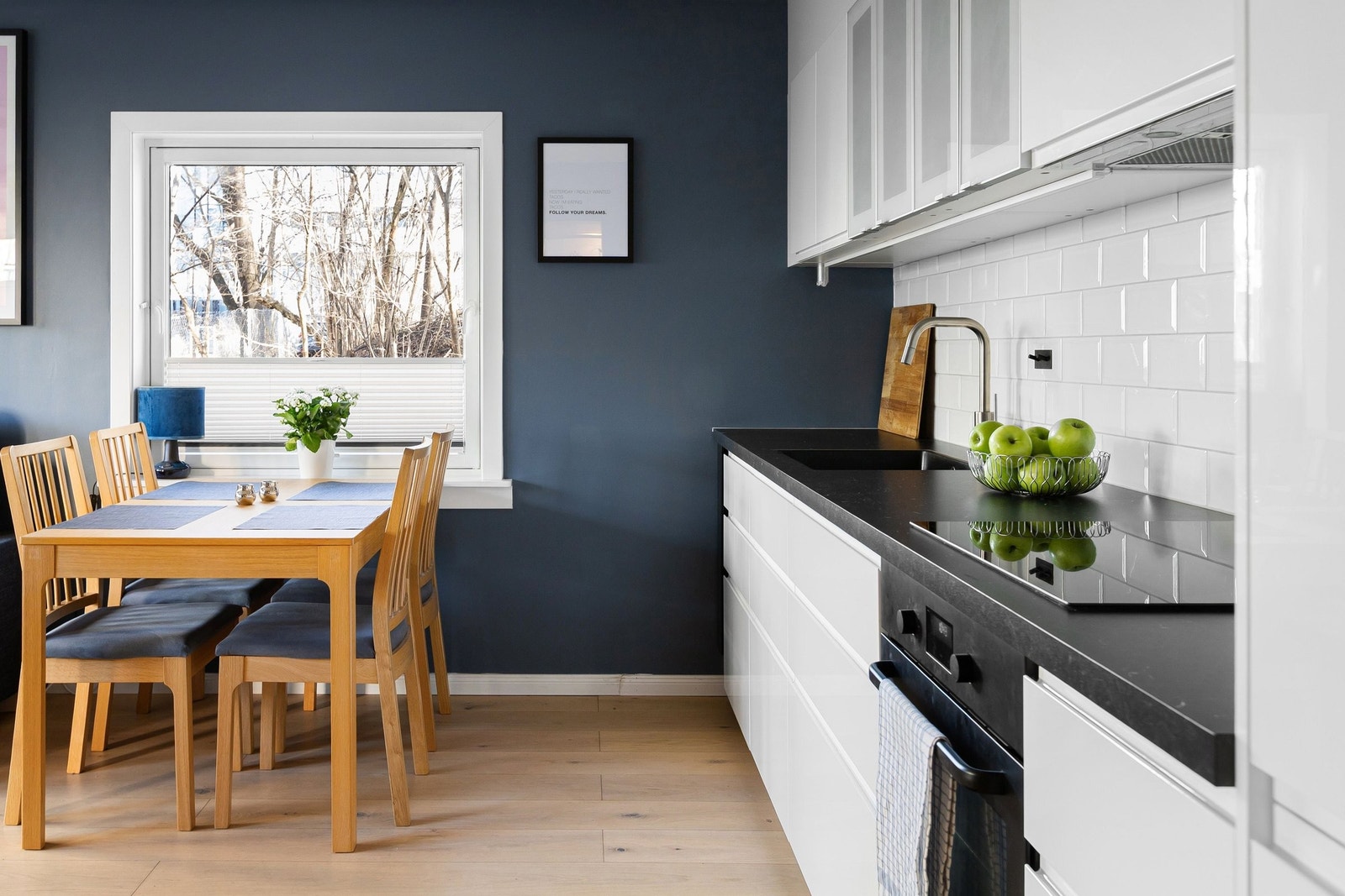 Hyggelig kjøkkenvindu ved spiseplassen. Galleribilde