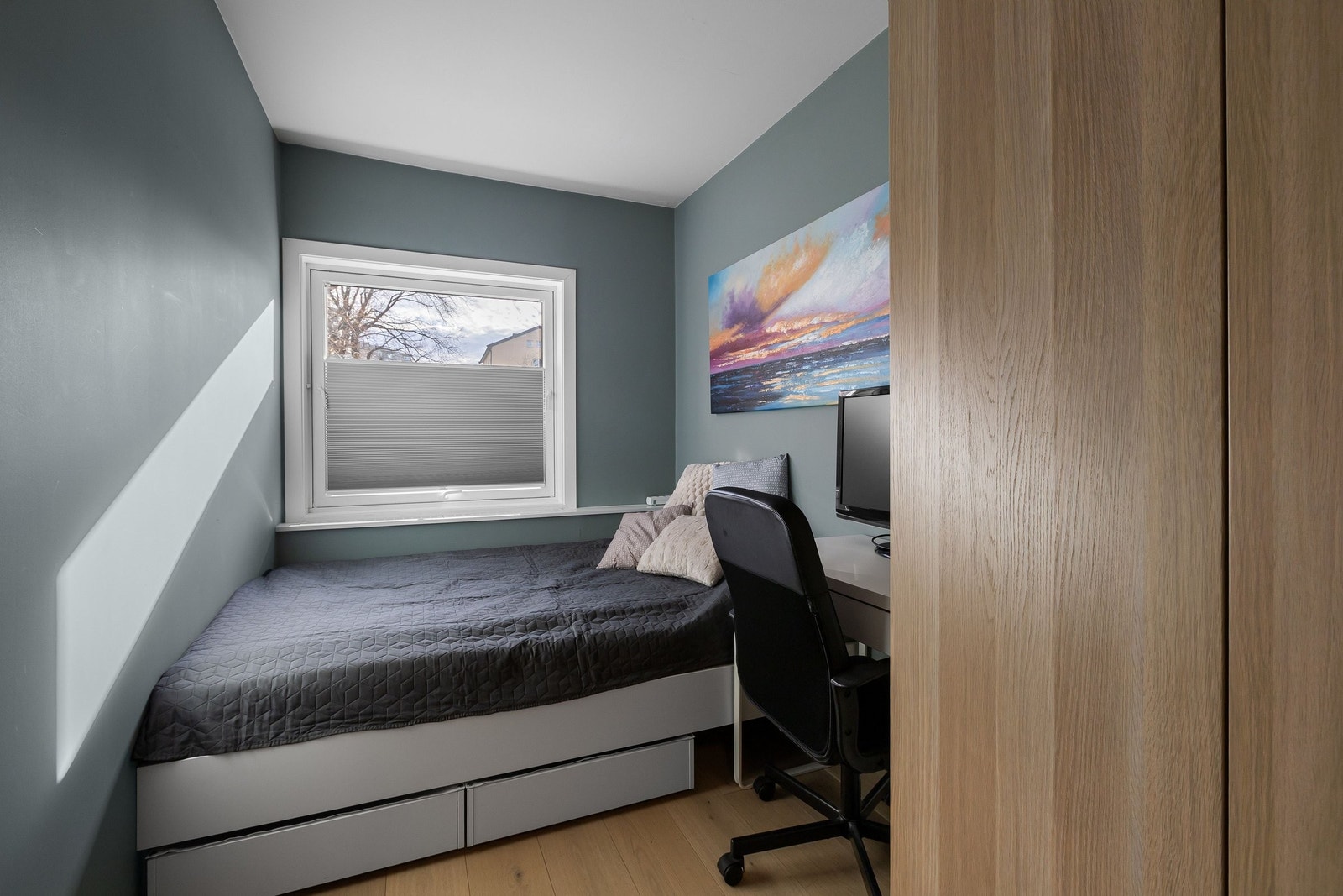 Soverom 2. Plassbygd seng på 198 cm lengde med 200 cm madrass. Bredden på sengen er 140 cm. Her er det også en fin kontorplass og et stort klesskap. Galleribilde