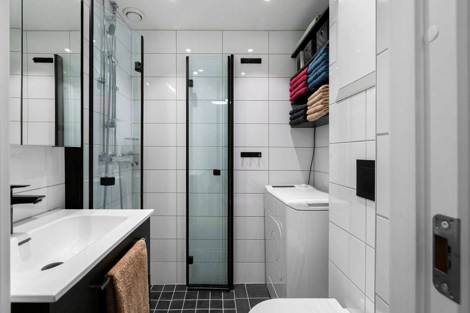 Lekkert, tidløst bad, nybygget i borettslagets regi i 2022. Integrert toalett, nedsenket dusj og fordelingsskap med stoppekraner. Galleribilde