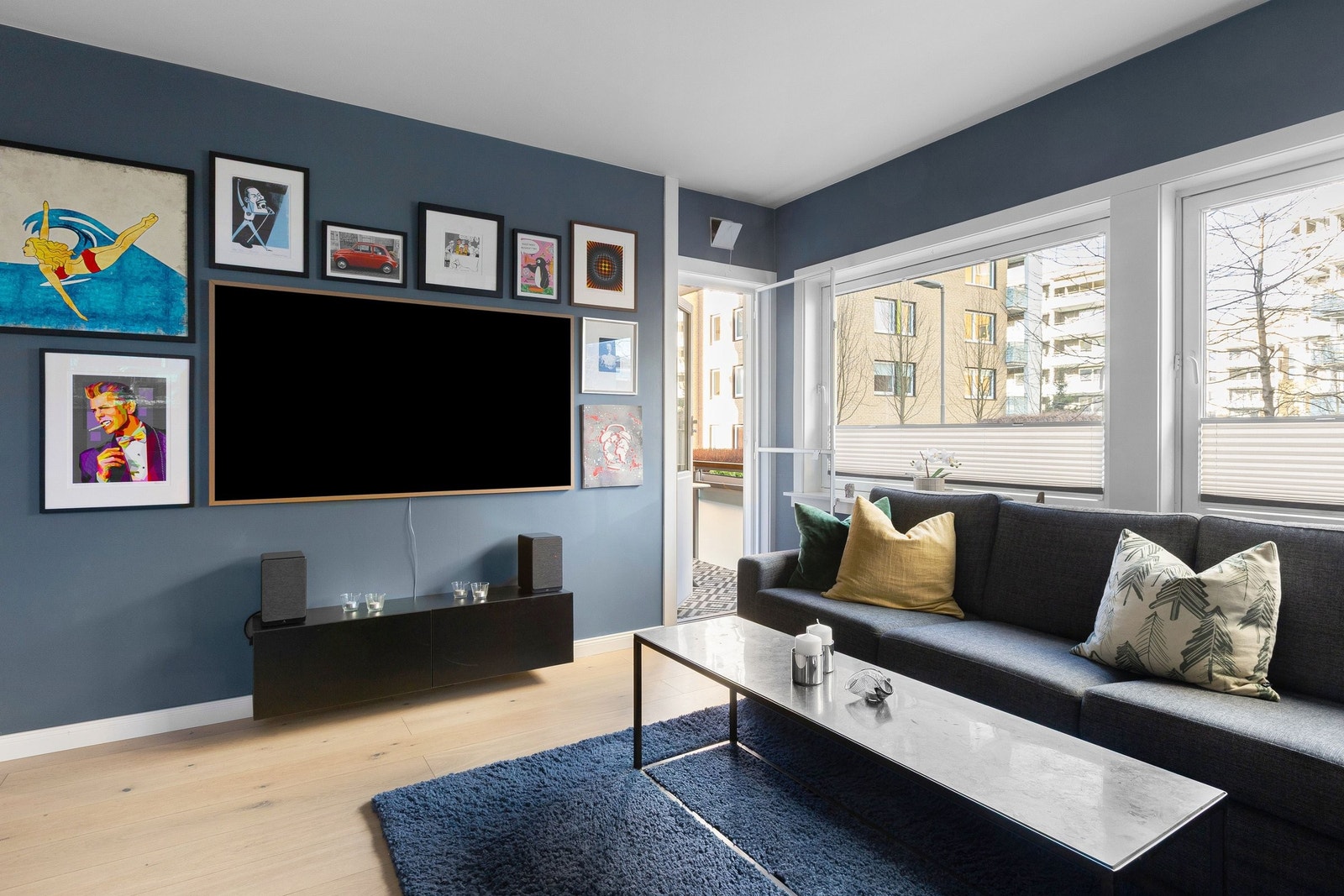 Stue-/kjøkken på ca. 21 m2 med god plass til TV, TV-møbel og sofa, i tillegg til kjøkkendelen. Galleribilde