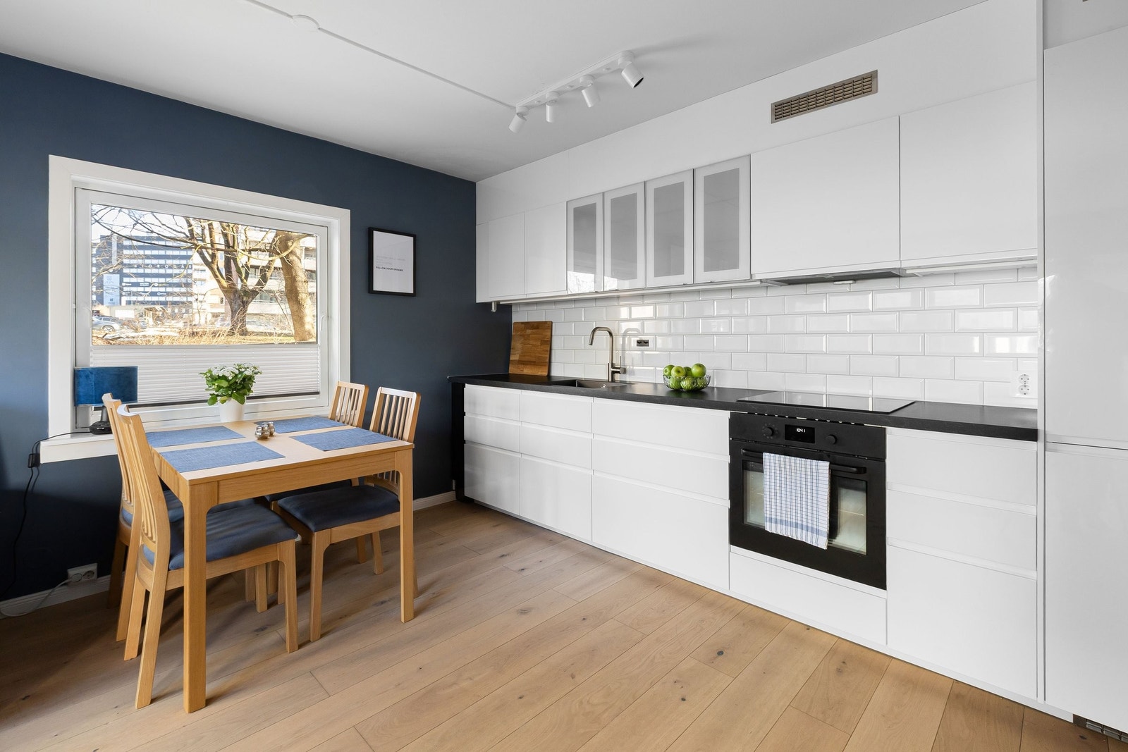 Svært praktiske arbeidsflater og et kjøkken som har alt man trenger. Galleribilde