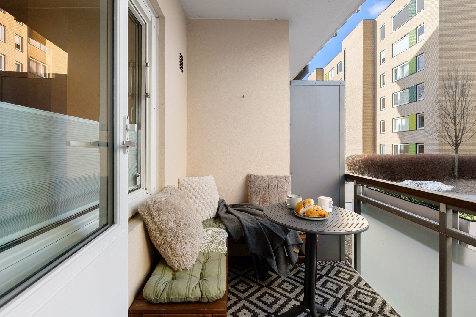 Luftig, svalt og behagelig på varme dager, og med sol i et par timer på ettermiddagene i sommerhalvåret. Galleribilde