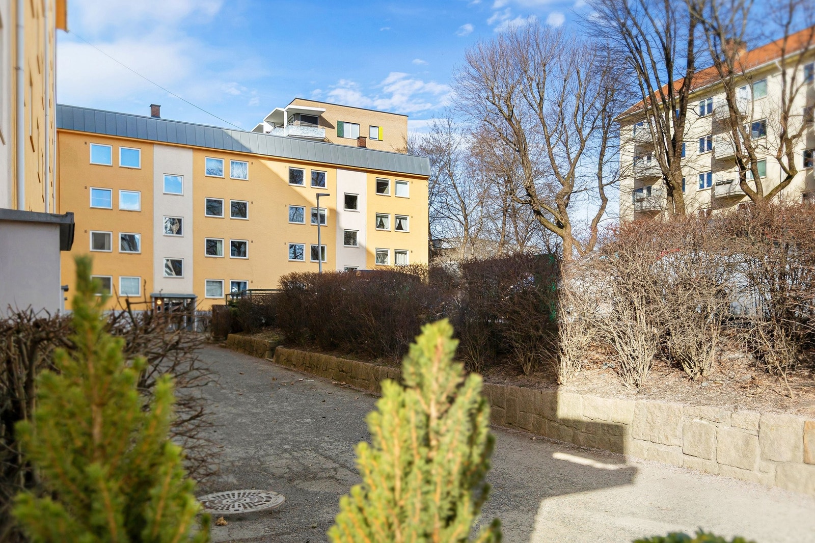 Veldig hyggelig borettslag bestående av én høyblokk og én lavblokk, parkeringsplass, gårdsrom og stor, felles hage på nedsiden. Galleribilde