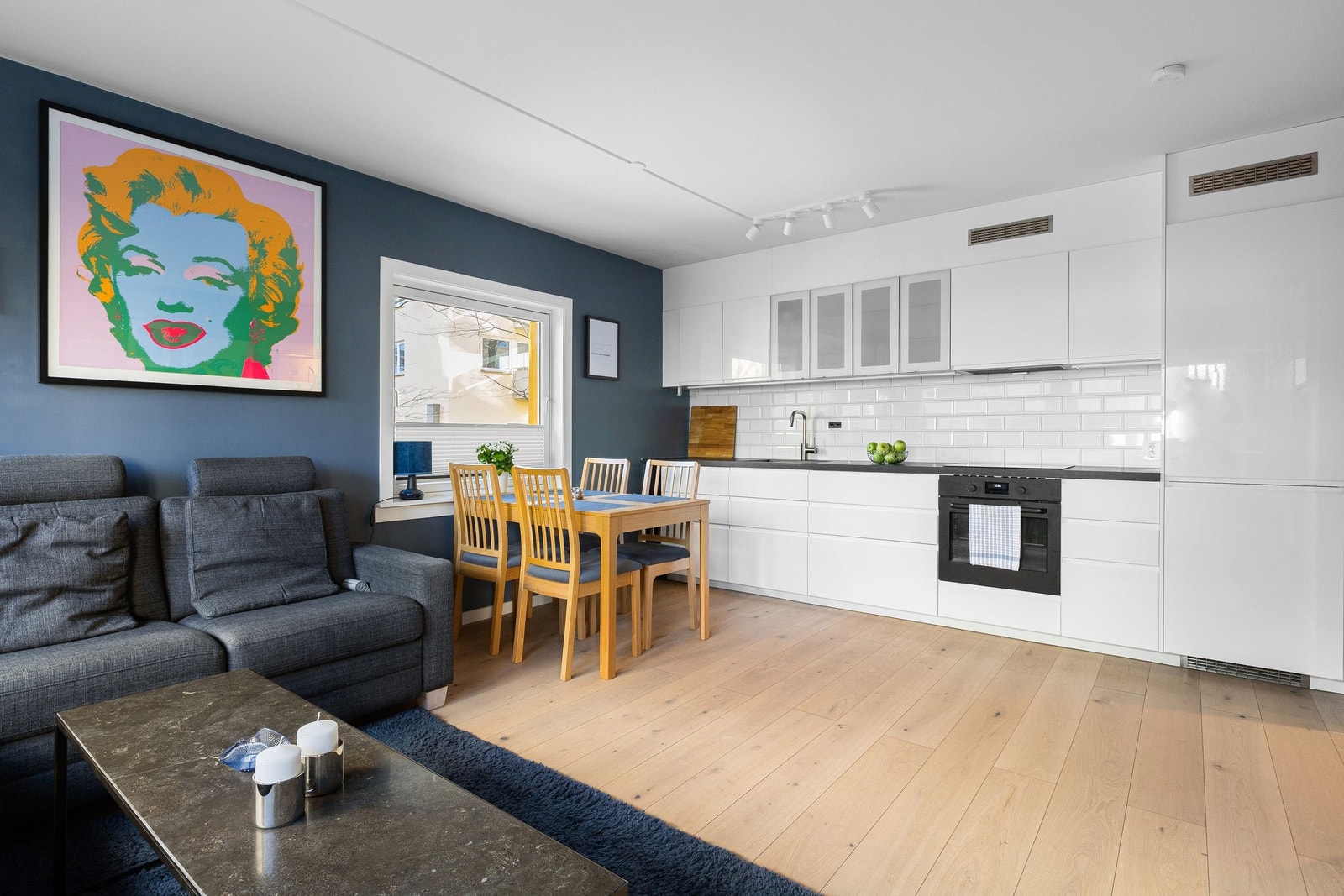 Det ble bygget nytt kjøkken i stuen i 2022. Hvitevarene har fortsatt garanti, og det er montert lekkasjestopper og komfyrvern. Galleribilde