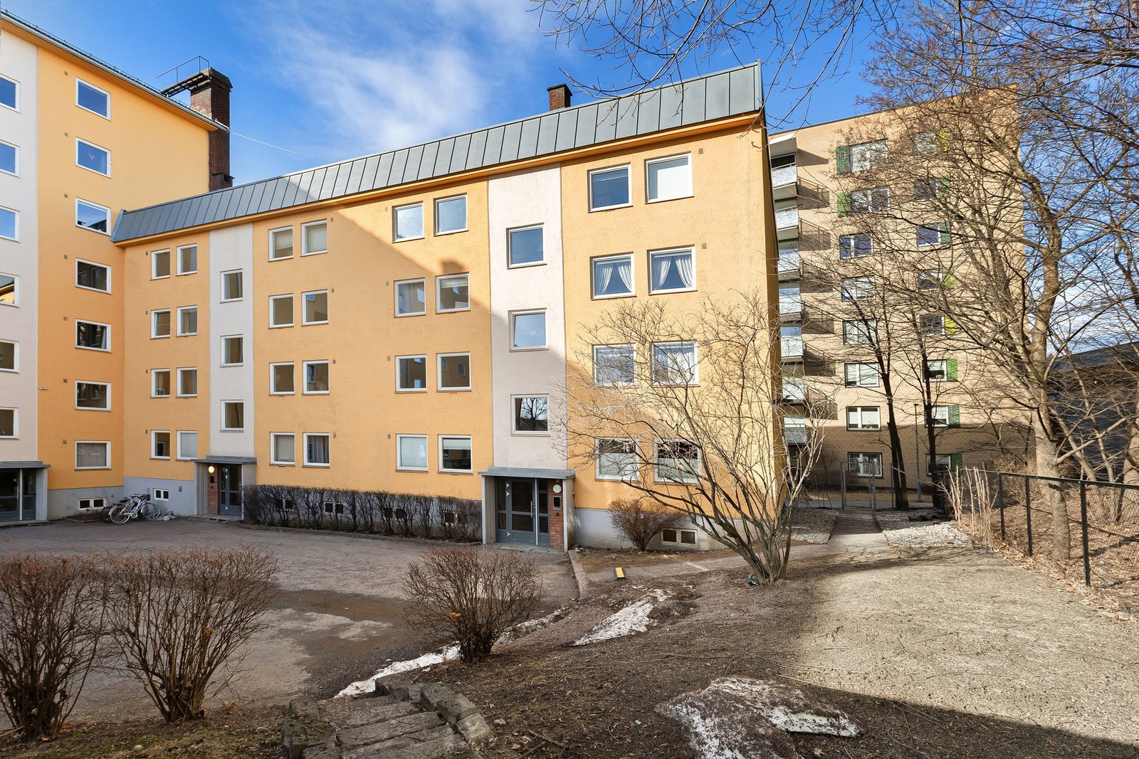 Leiligheten ligger helt til høyre i første etasje i lavblokken, på enden. Borettslagets port fører rett ut i gang- og sykkelveien på baksiden. En super snarvei om man skal på Storo Storsenter eller i retning Lillo gård, Sandaker eller Akerselva. Galleribilde