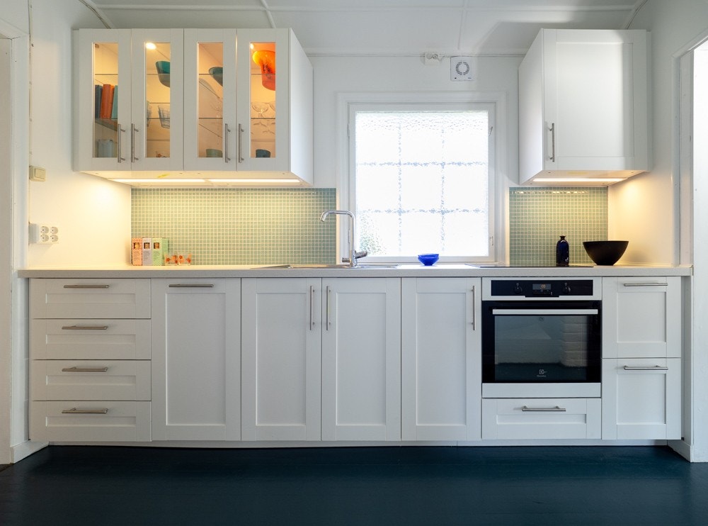 Nyere kjøkken med integrerte hvitevarer Galleribilde