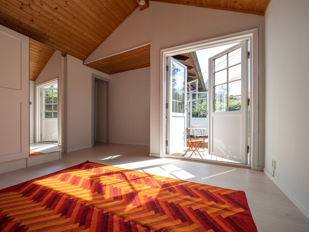 Fra soverommet har man doble dører ut til terrassen Galleribilde