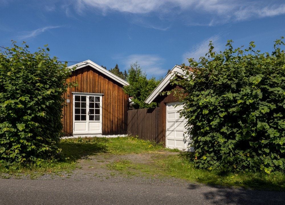 Garasjen har betonggulv og kan også brukes som snekkerverksted Galleribilde