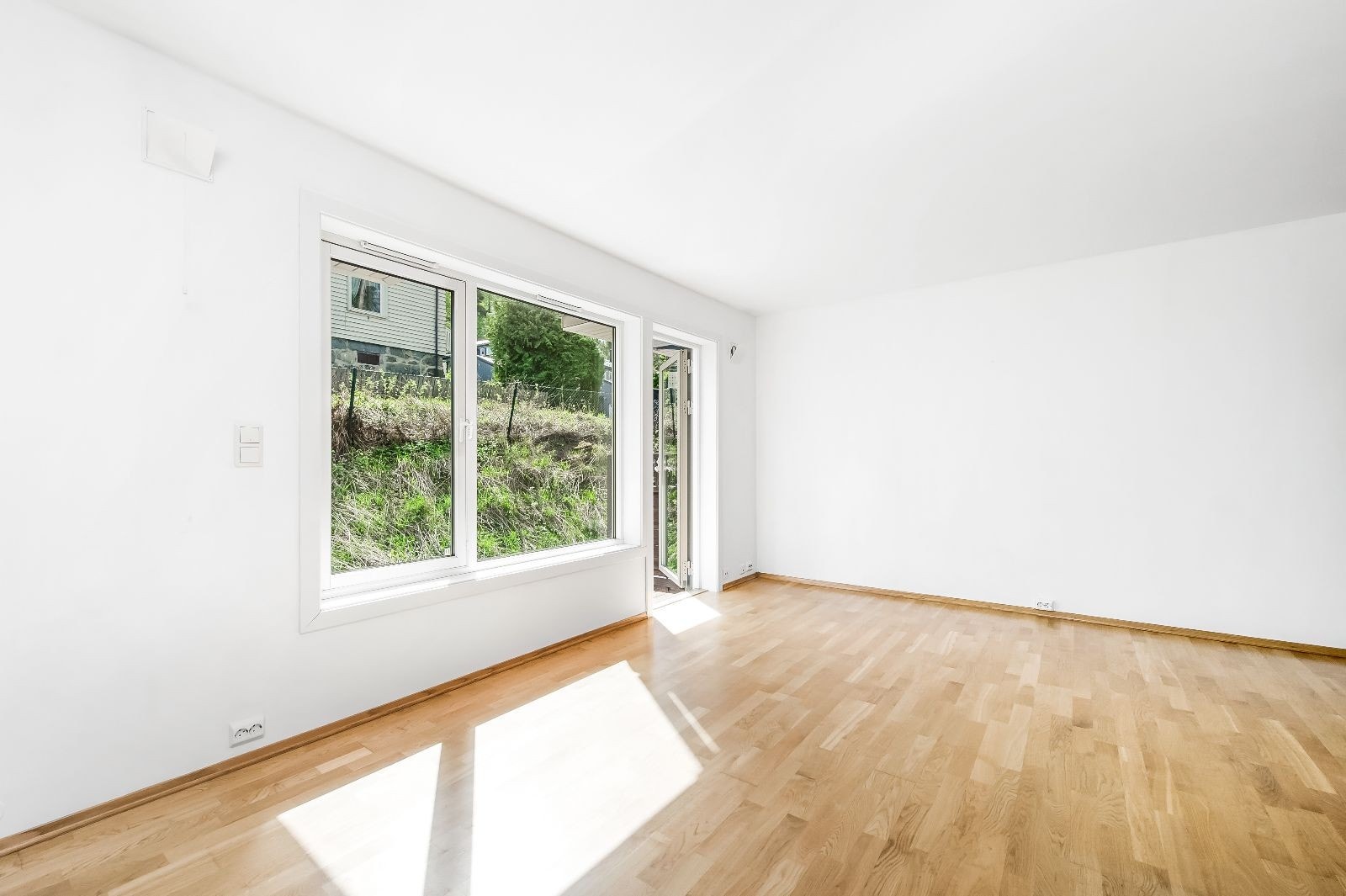 Stue med utgang til hyggelig markterrasse Galleribilde