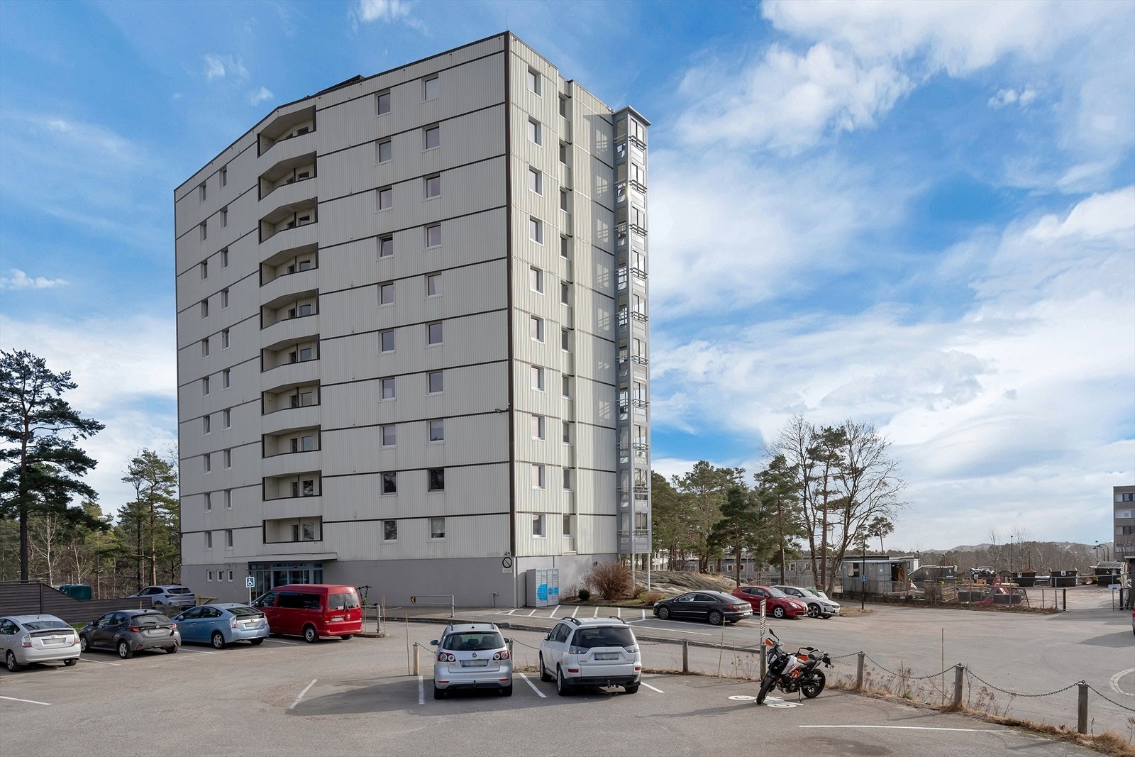 Det medfølger garasje i rekke. Ellers er det gode parkeringsmuligheter ute, samt gjesteparkering Galleribilde
