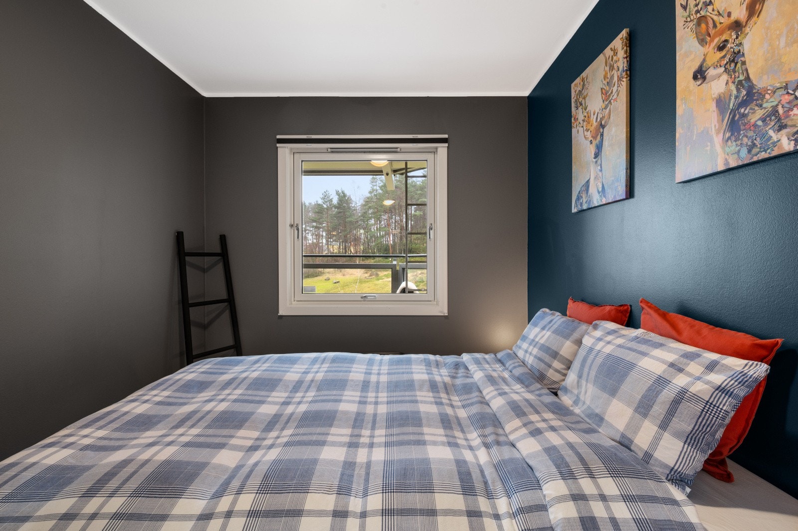 Her er det plass til å innrede med dobbeltseng og kommoder, samt er det satt opp rikelig med garderobeskap. Galleribilde