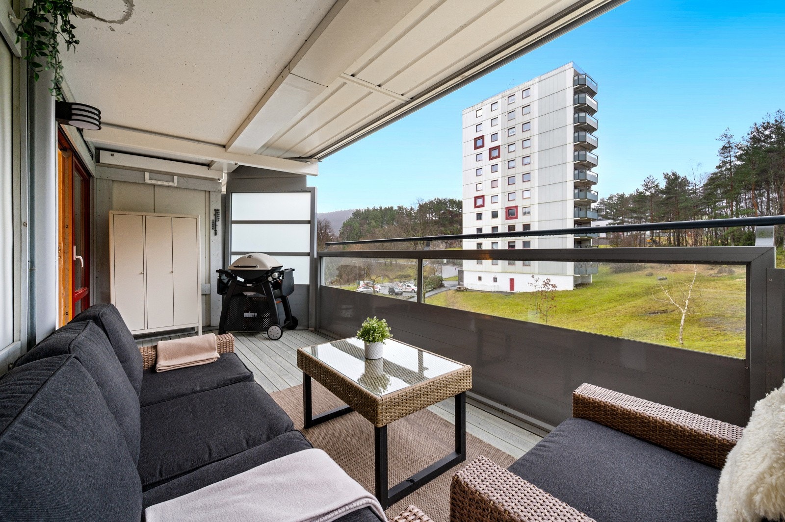 Balkongen er overbygd som gjør at man også kan bruke den på ikke fullt så fine dager. Galleribilde