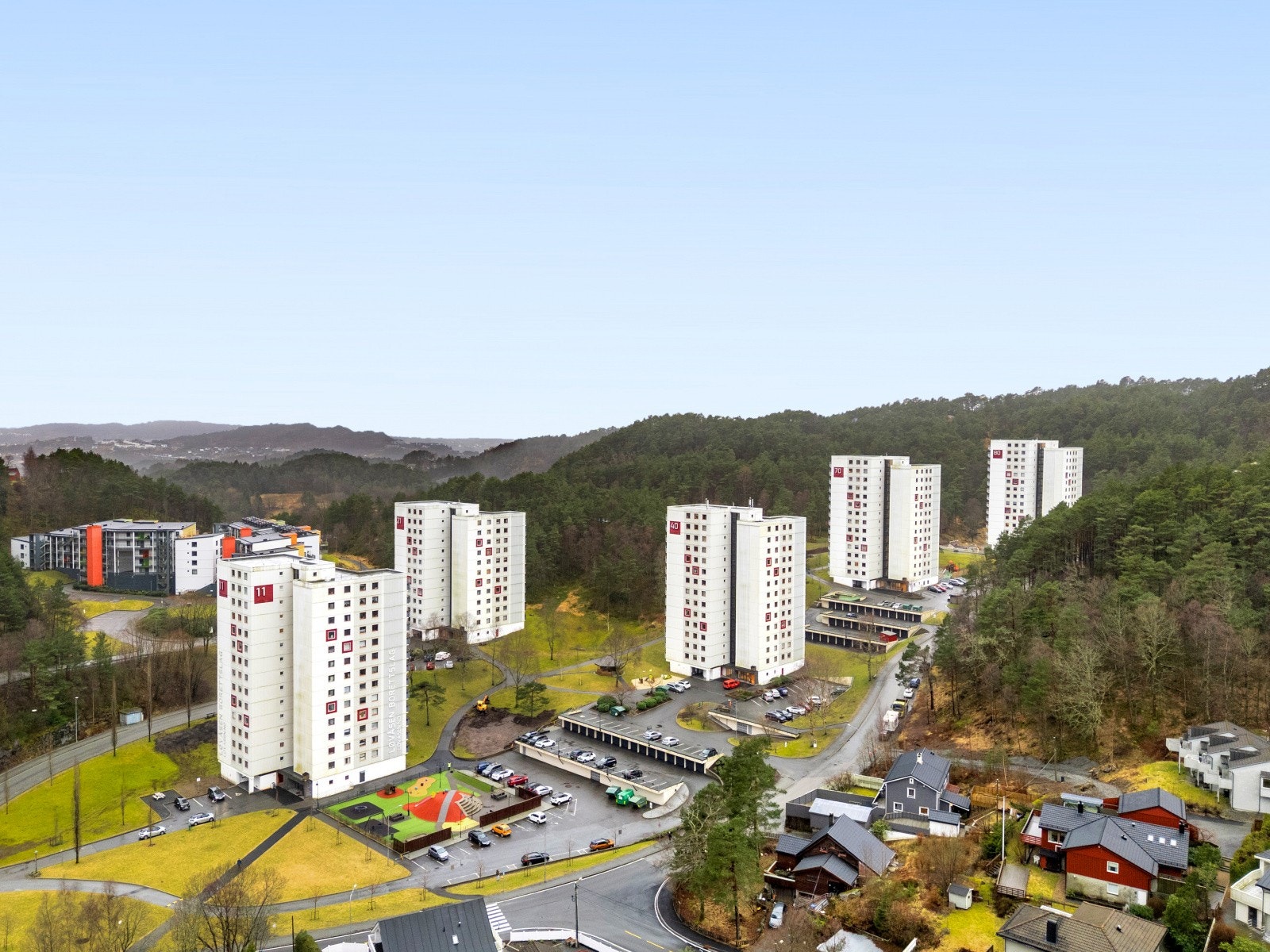 Det er kort vei til flere flotte turområder, bl.a. ulike turstier opp Løvstakken eller turer rundt Ortuvannet eller i Kanadaskogen. Galleribilde