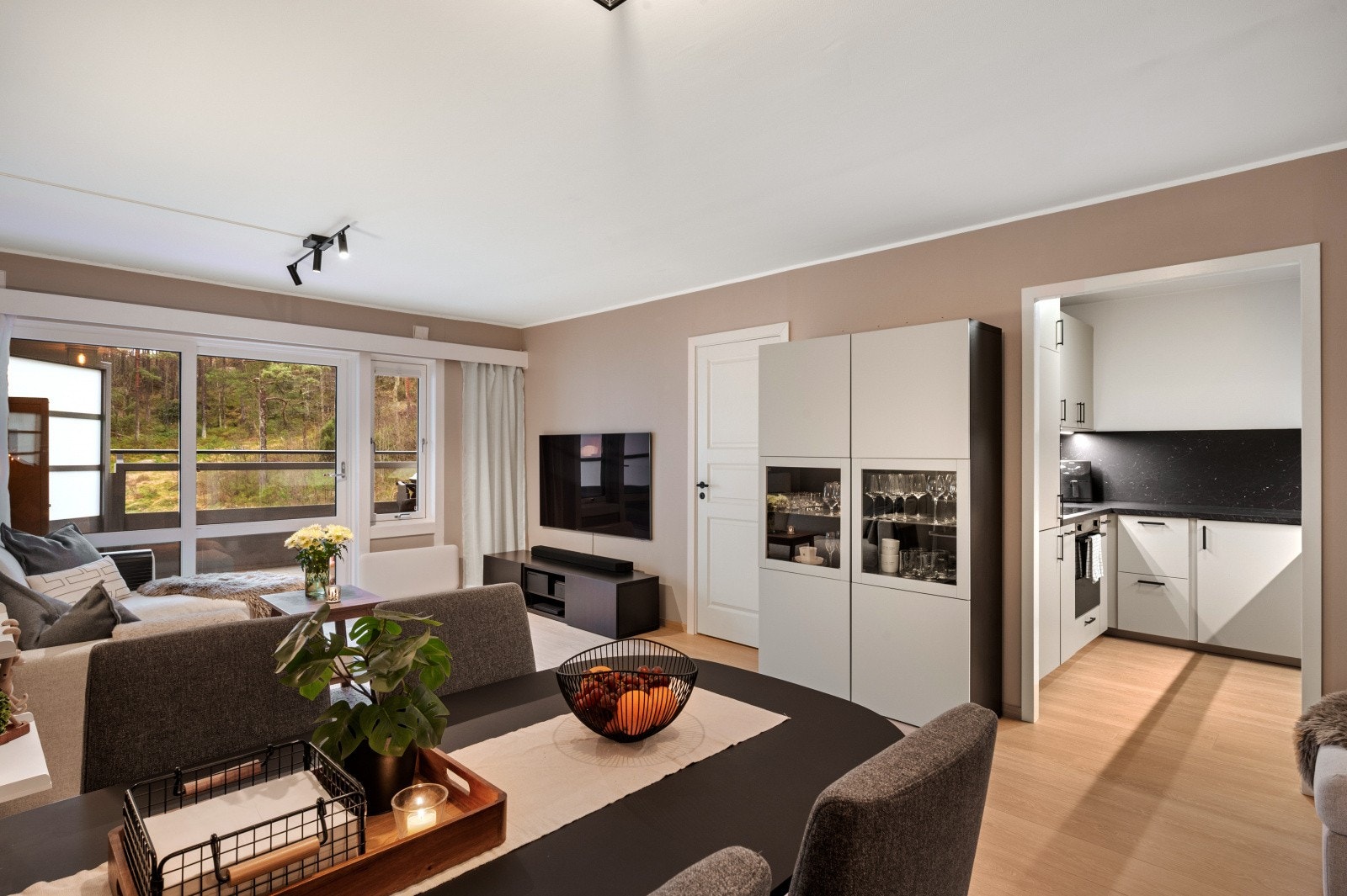 Velkommen til Løvåsveien 40 presentert av Kaia-Emilie Dreyer Bagaas v/ Eiendomsmegler Vest. Galleribilde