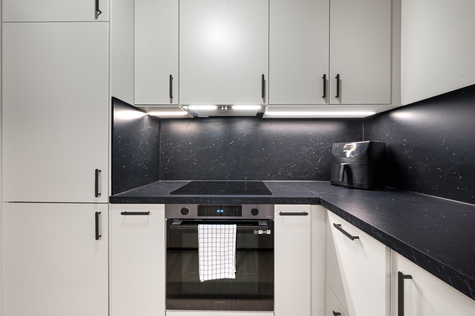 Integrert kjøkkenventilator med kullfilter. Galleribilde