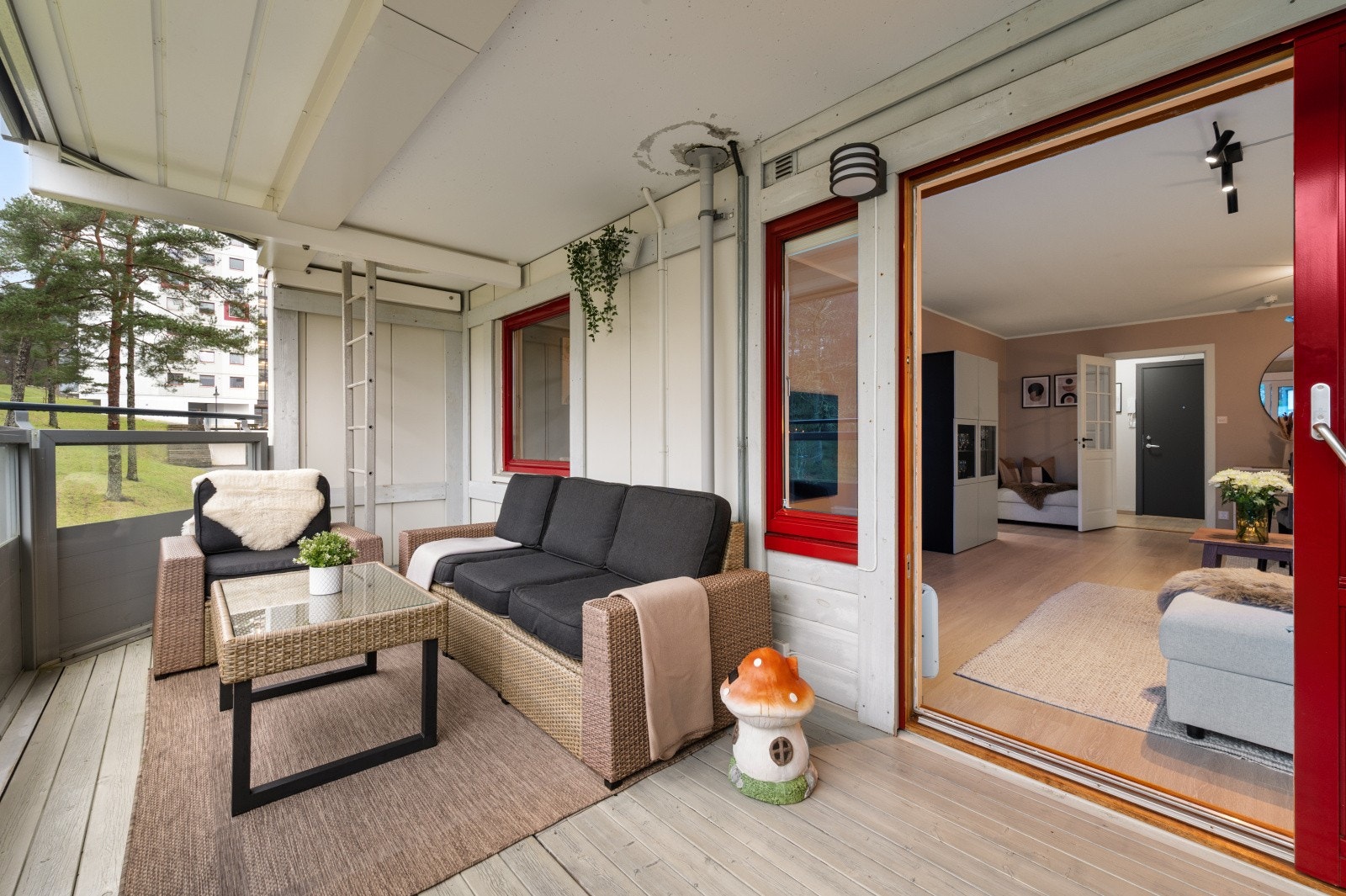 Balkongen måler hele 15 m² - Her er det god plass til å innrede med ønsket utemøblement! Galleribilde