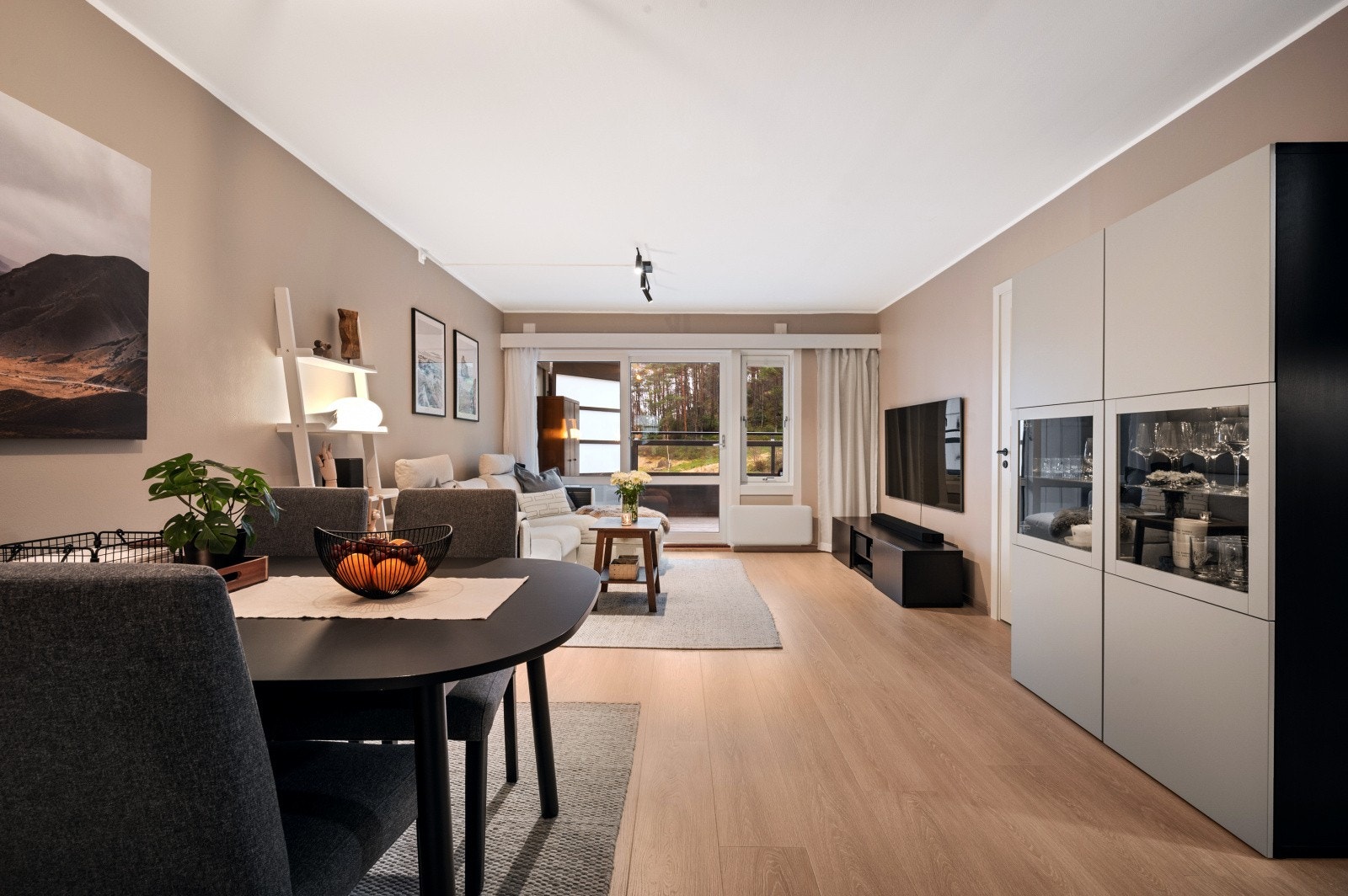 Stue/kjøkken er av god størrelse og måler 30,4 m². Her er det god plass til å innrede med både sofagruppe og eget spisebord. Galleribilde