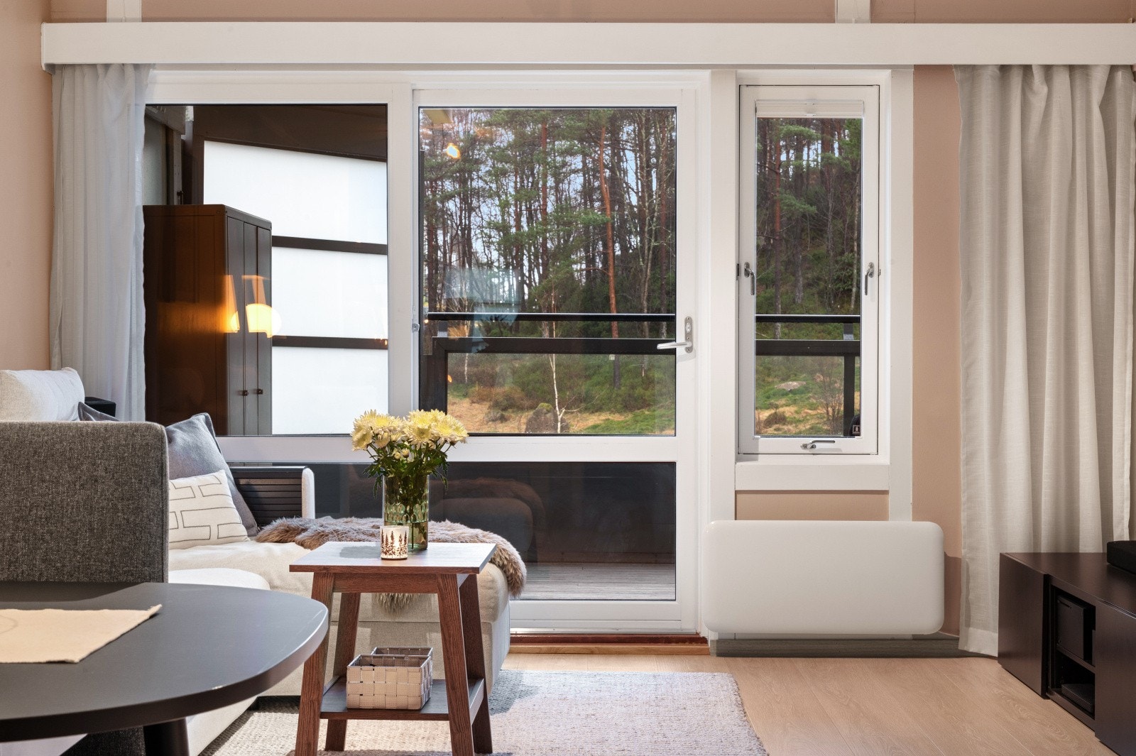 Fra stuen har man utgang til en stor balkong med utsikt over omkringliggende grøntområder. Galleribilde