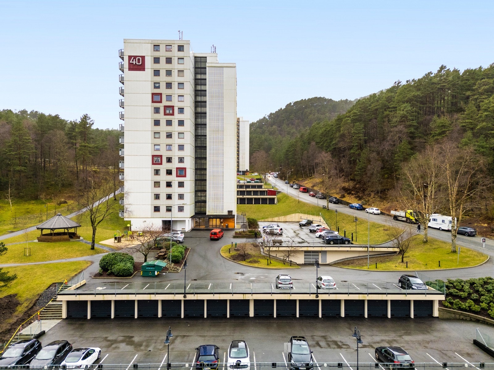 Fra leiligheten er det kort avstand til "alt" en måtte trenge i hverdagen, og Oasen senter ligger kun 4 minutter unna med bil. Galleribilde