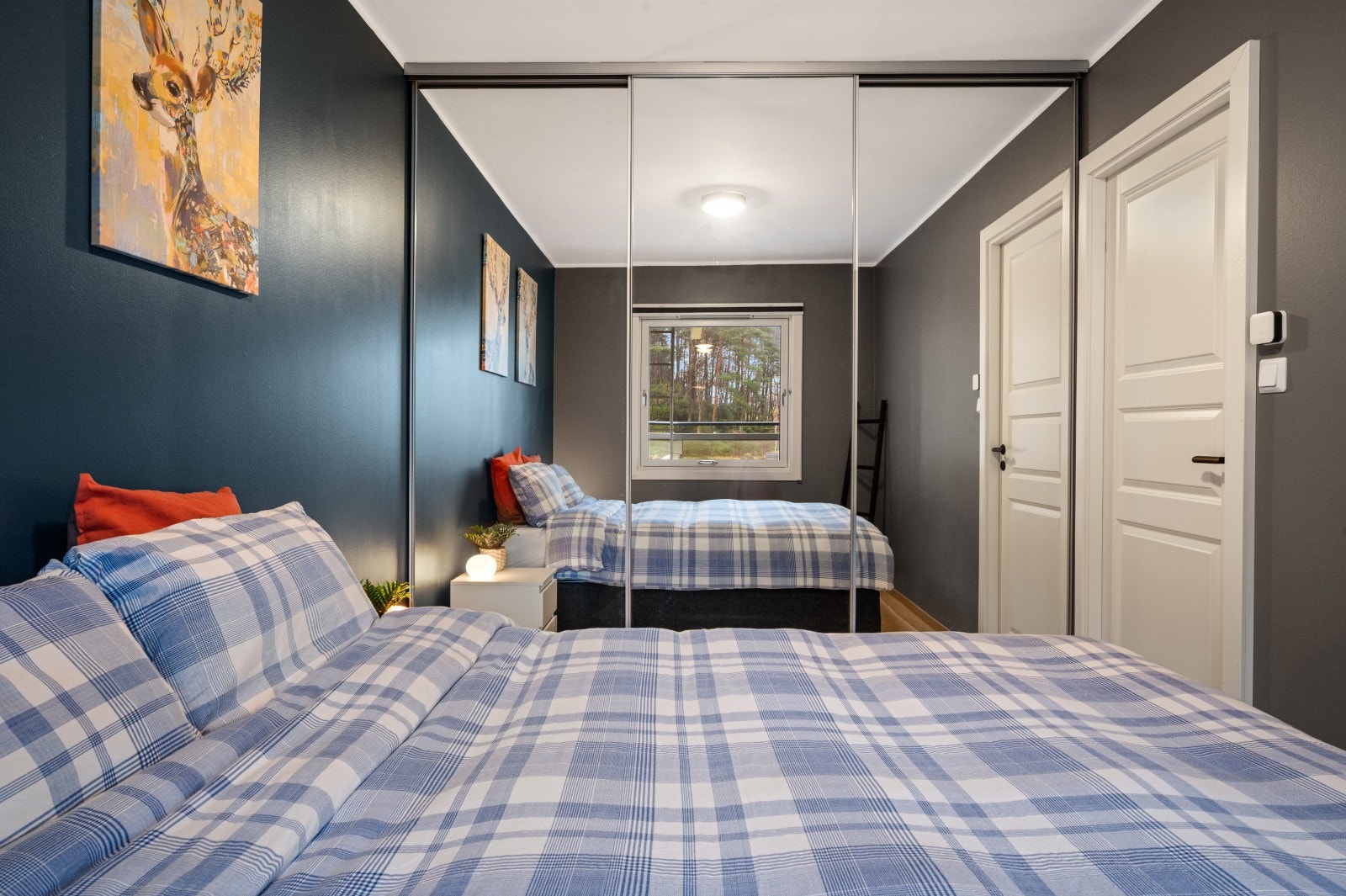 Rommets utforming gjør at klesoppbevaringen ikke spiser unødvendig plass fra resten av soverommet. Galleribilde