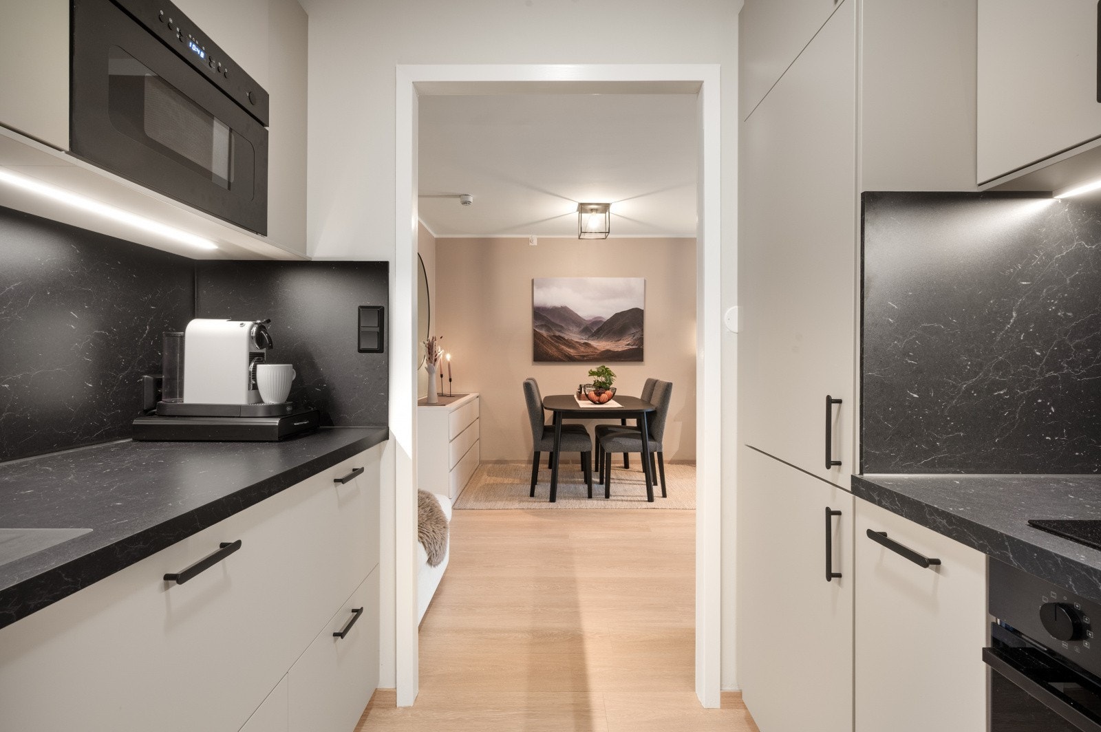 Tidsriktige fargevalg binder stue og kjøkken sammen på en fin måte. Galleribilde