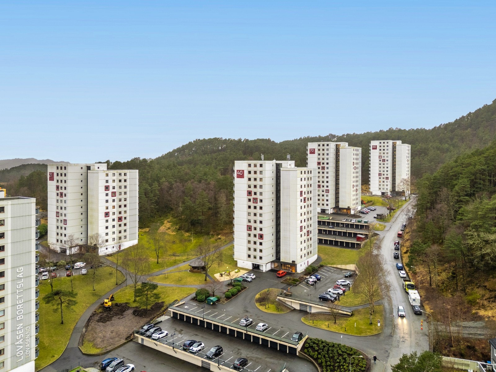 Fra leiligheten er nærmeste busstopp kun få minutters gange unna, med hyppige avganger til Bergen Sentrum og Fyllingsdalen terminal/Oasen senter. Galleribilde