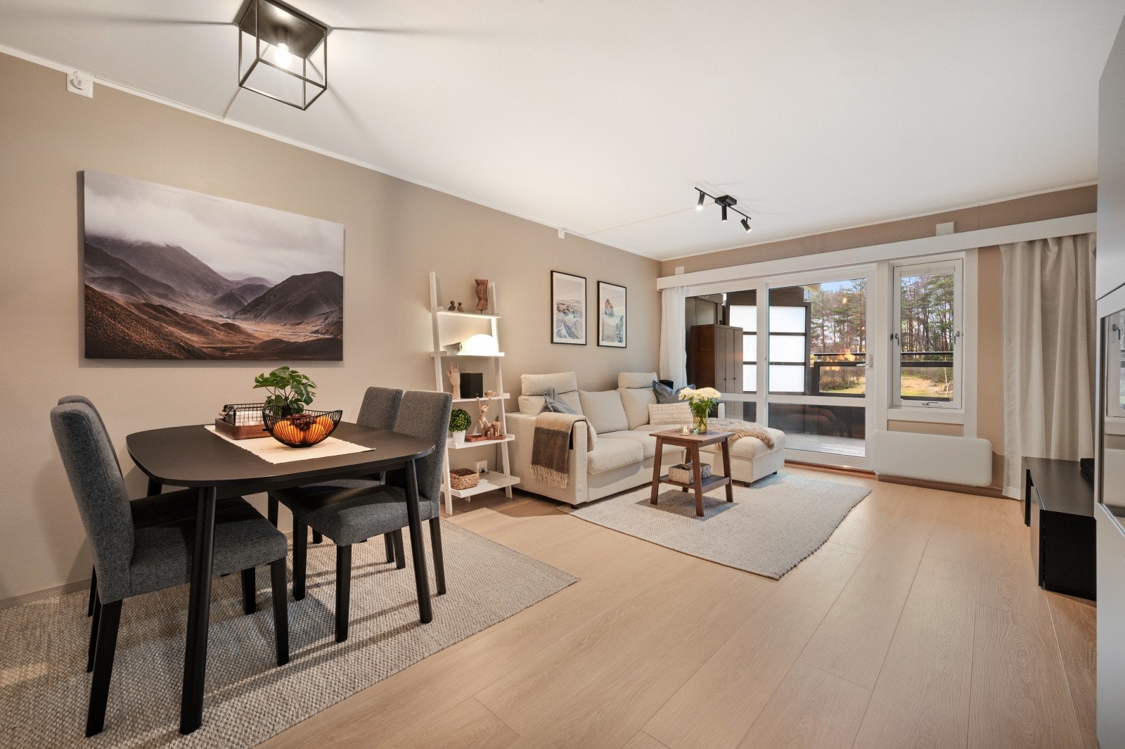 Leiligheten har en lys og åpen stue med store vinduer som sikrer rikelig med naturlig lysinnslipp. Galleribilde