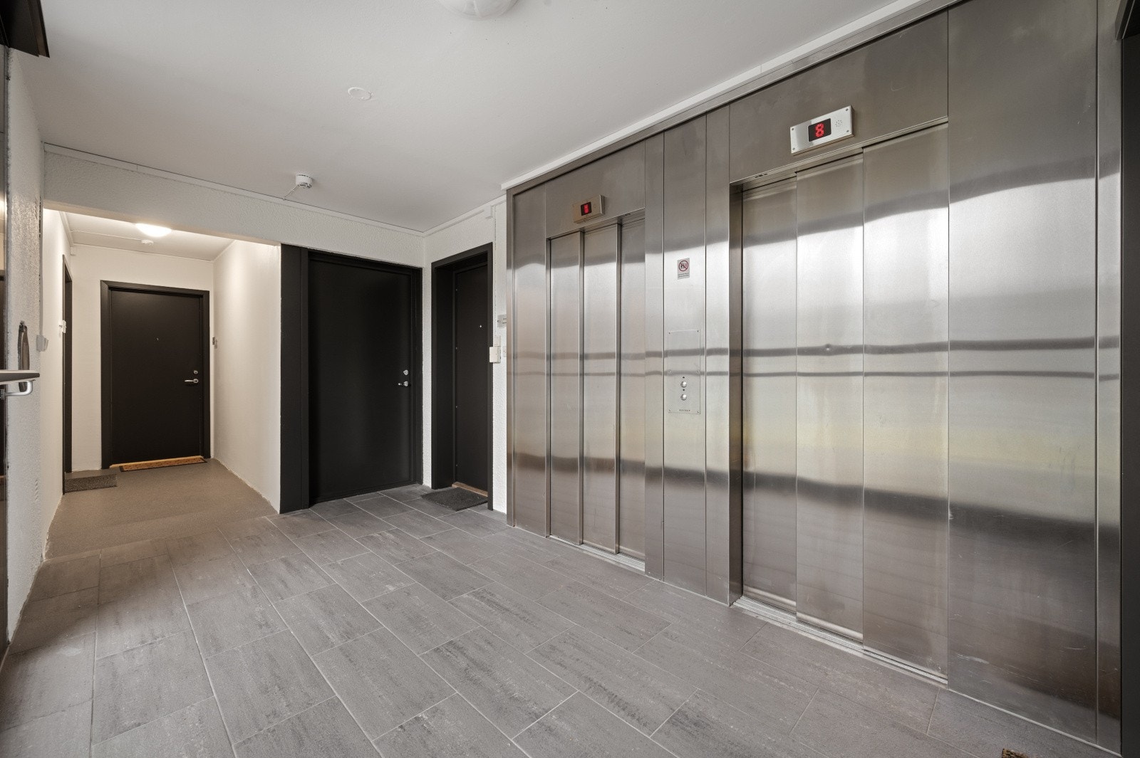 Leiligheten ligger fint til i byggets tredje etasje og har adkomst både via heis og felles trappeoppgang. Galleribilde