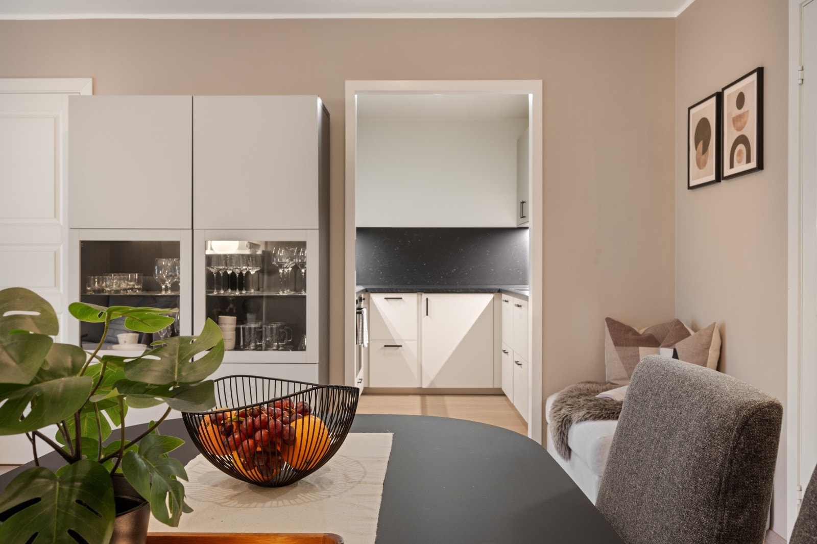 Fra stuen ledes man naturlig inn til leilighetens kjøkken. Galleribilde