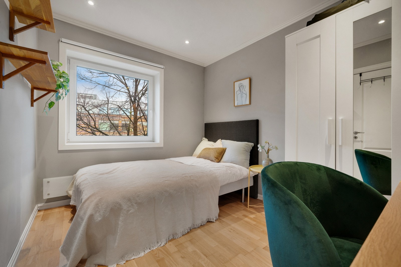 Soverom 2 er på 8,1 m2. Her har vi også panelovn og plass til oppbevaring. Galleribilde