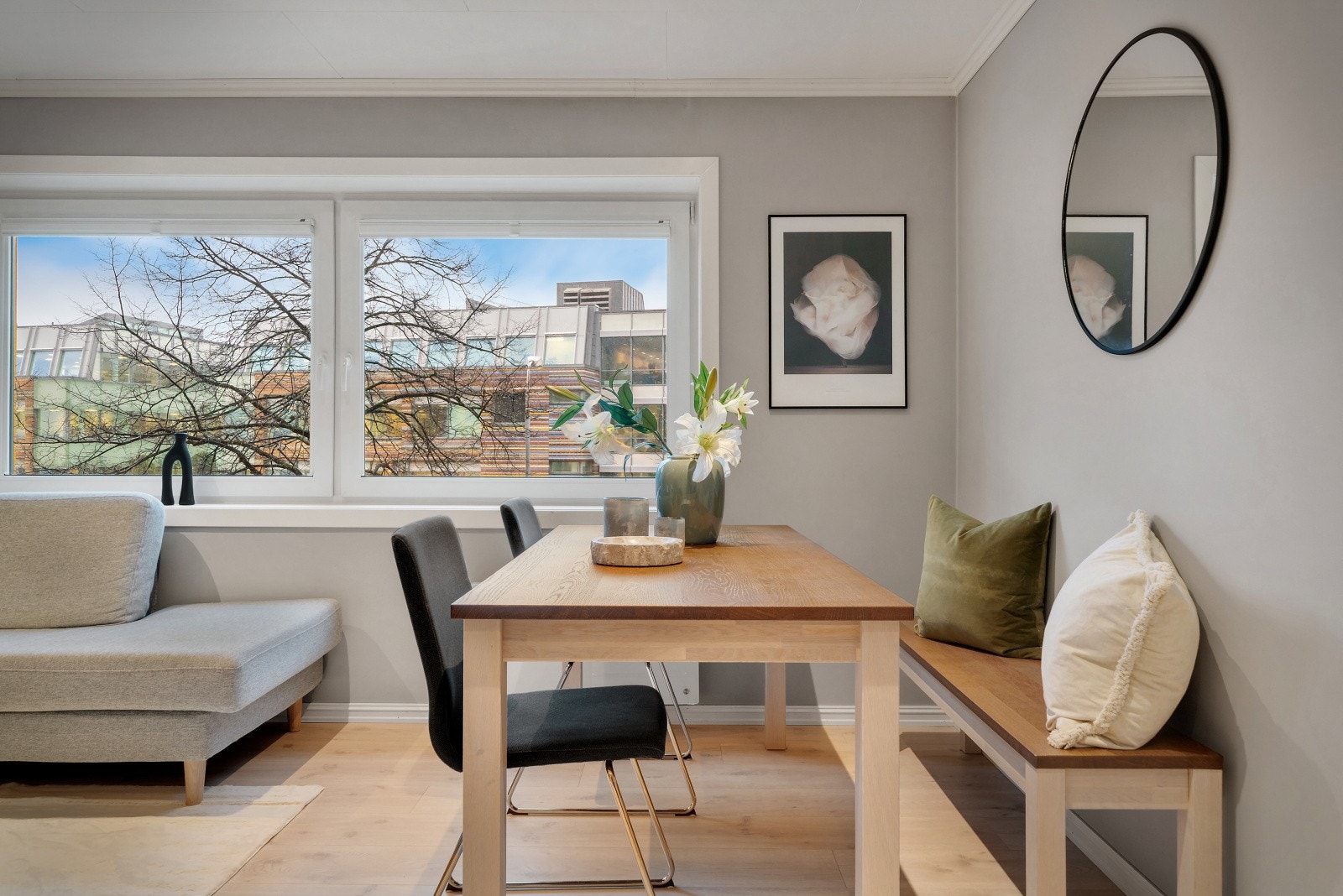 Nydelige lister og detaljer, med lys en-stavs laminat gir boligen et lyst og åpent inntrykk. Galleribilde