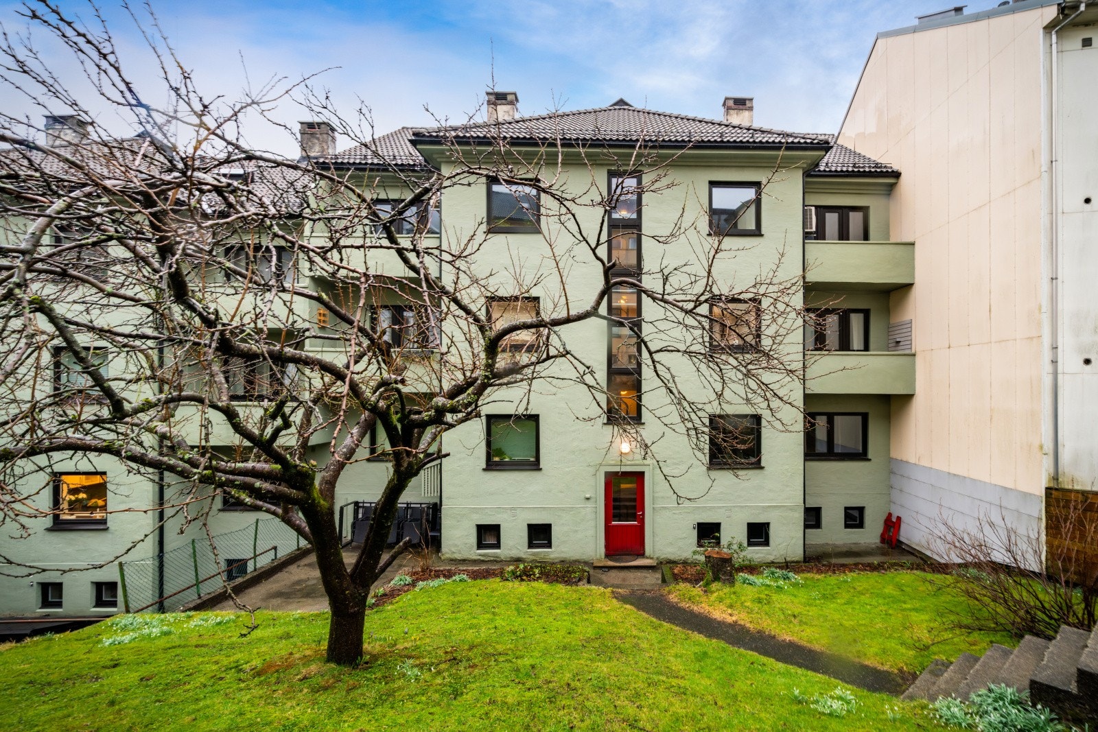 Sentral beliggenhet med grønne omgivelser Galleribilde