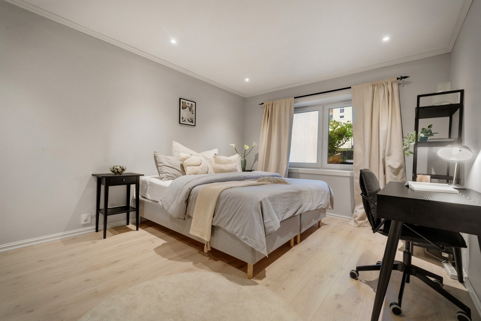 Her er det god plass til en stor seng, skrivebord, nattbord og .... Galleribilde