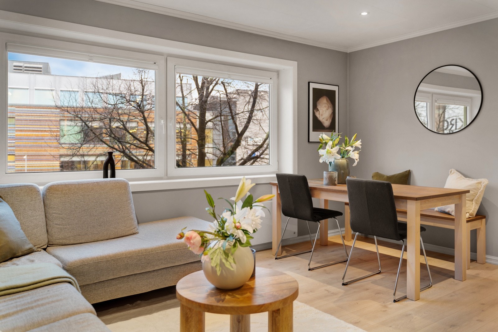 Vinduer montert i regi av borettslaget med 3-lags glass i pvc karmer fra 2020. Galleribilde