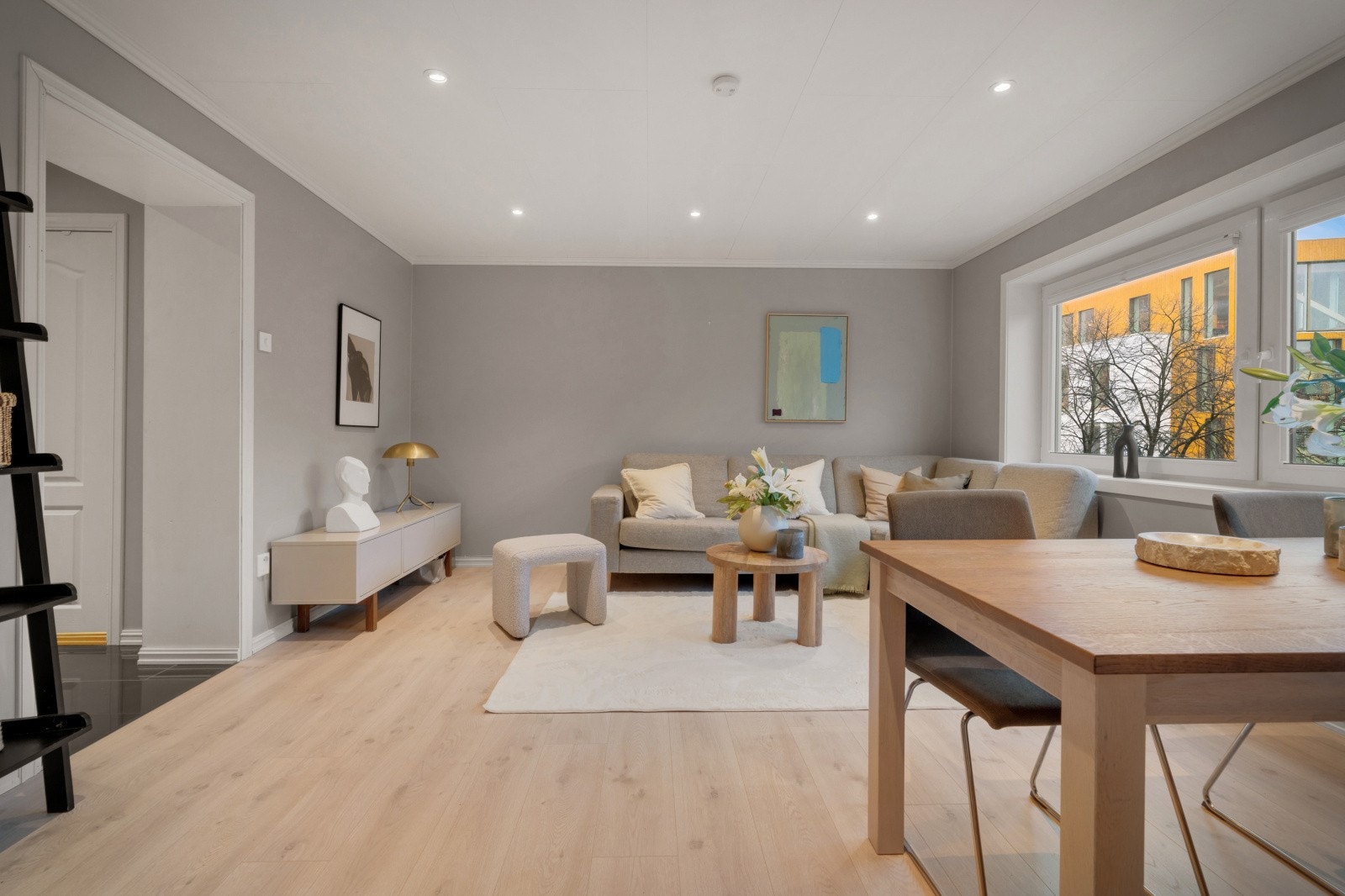 Stuen er på hele 19,4 m2, med en behagelig takhøyde på 2,36m Galleribilde